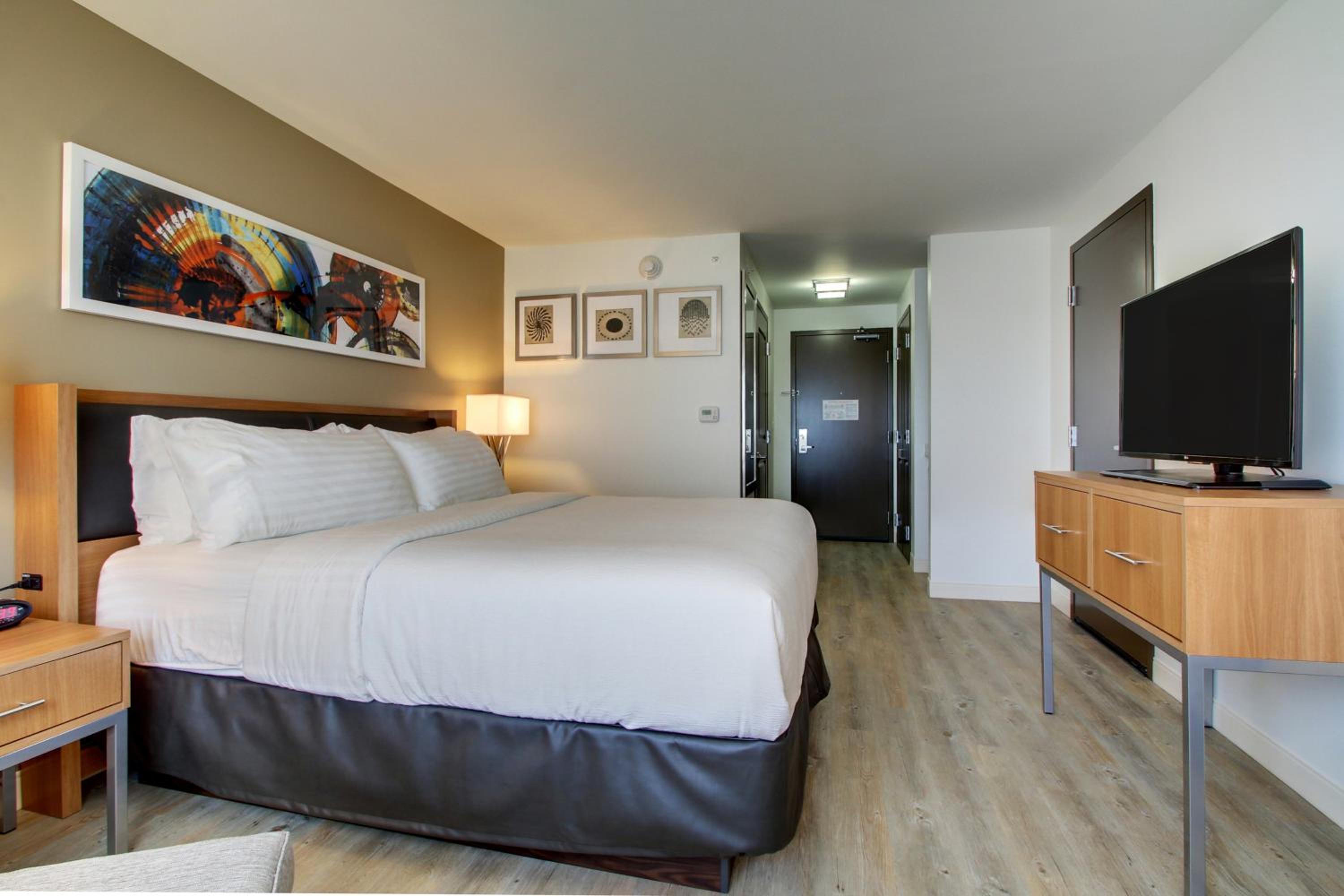 Standard King Room with Mobility Accessible Tub photo 2