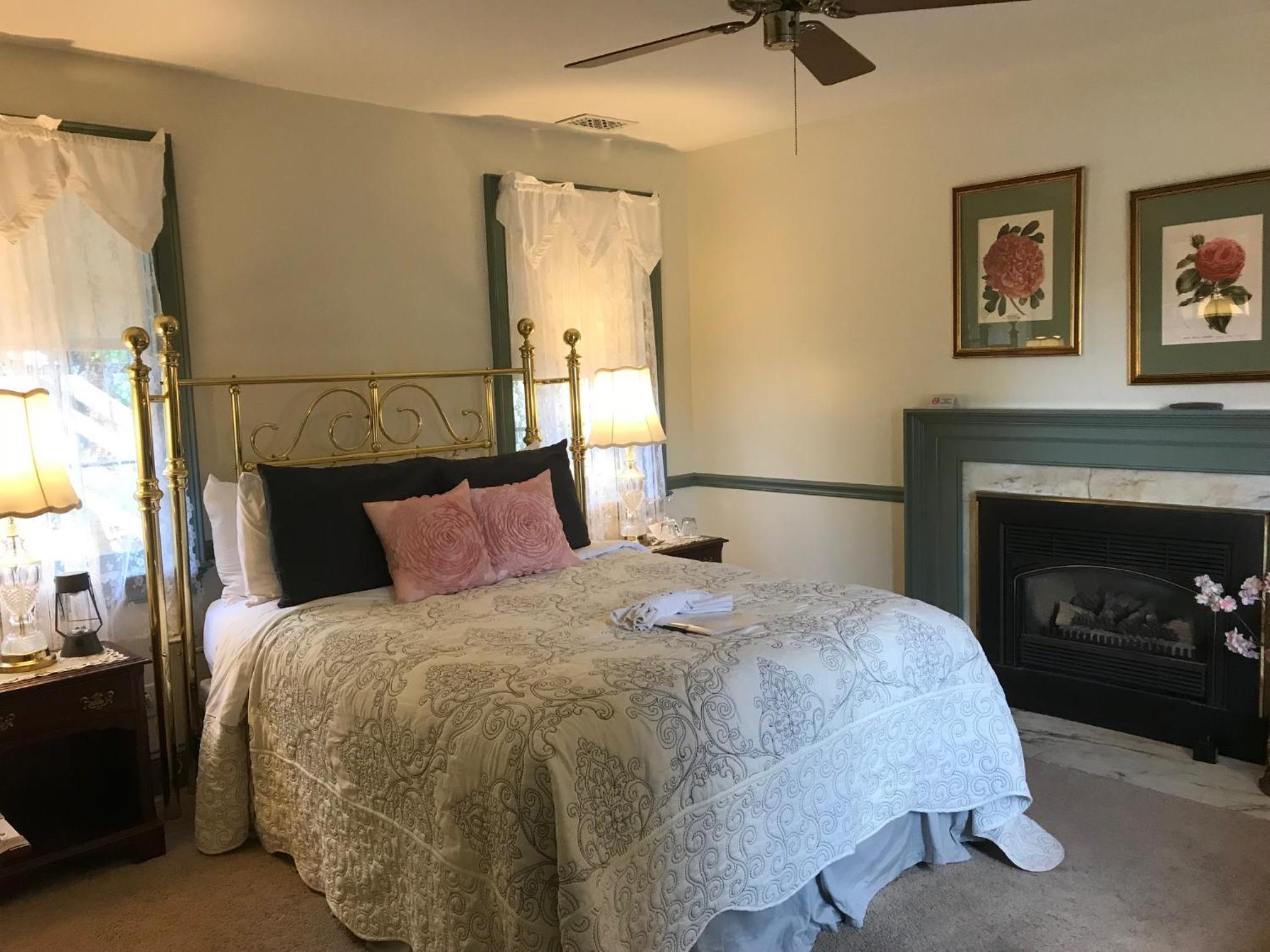 Queen Room with Fireplace photo 2