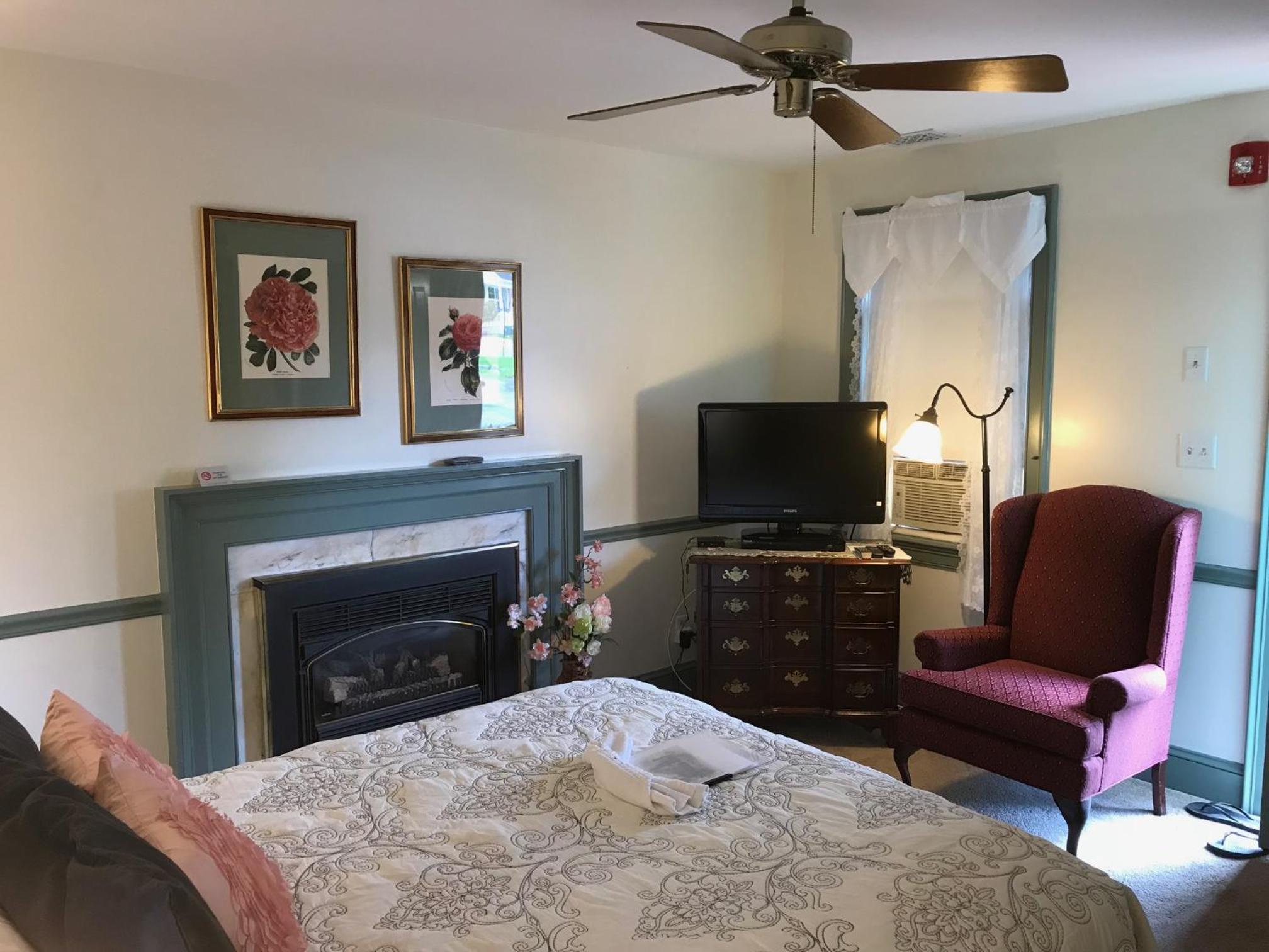 Queen Room with Fireplace photo 3