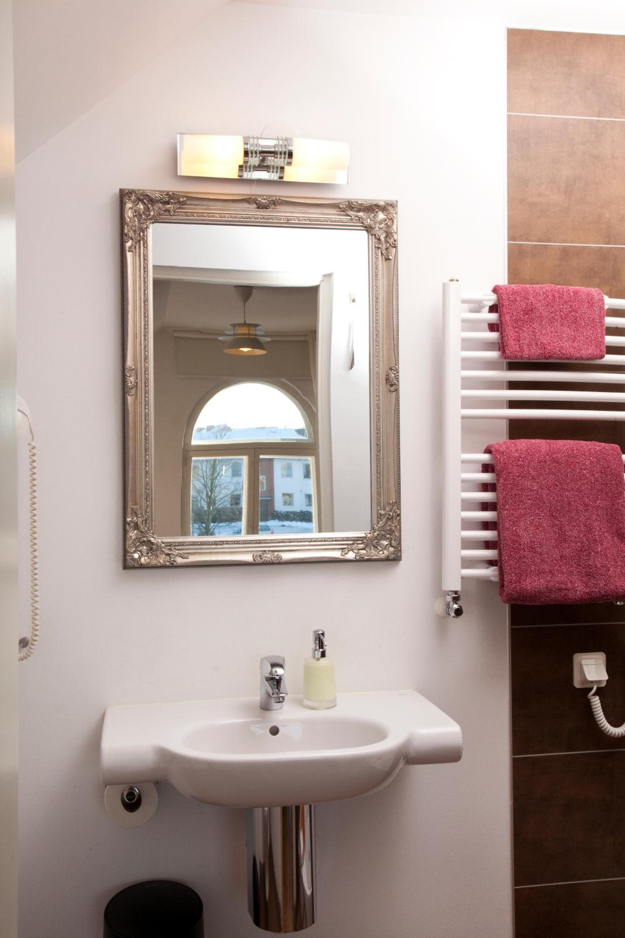 Twin Room - Photo 21