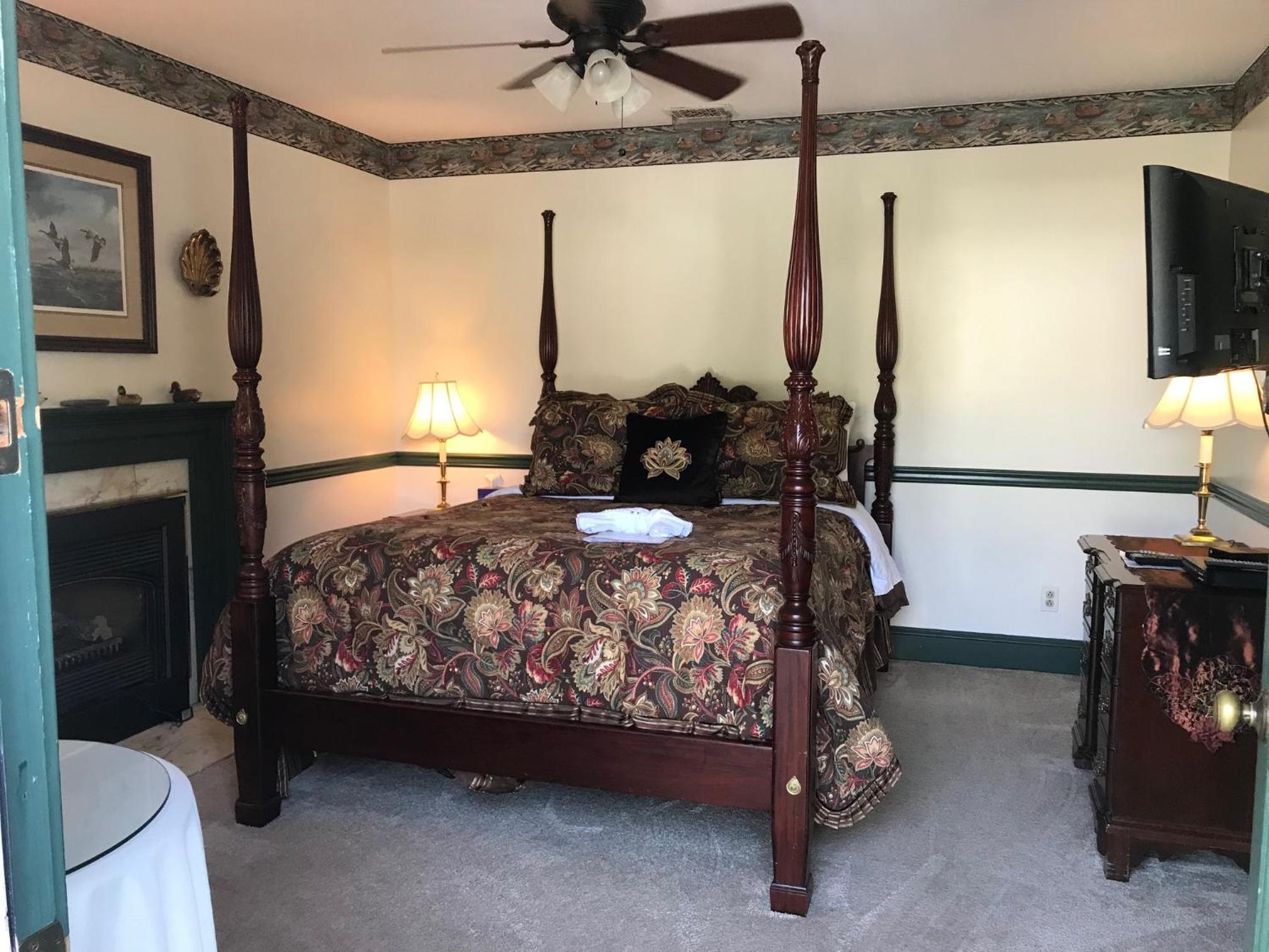 Queen Room with Fireplace