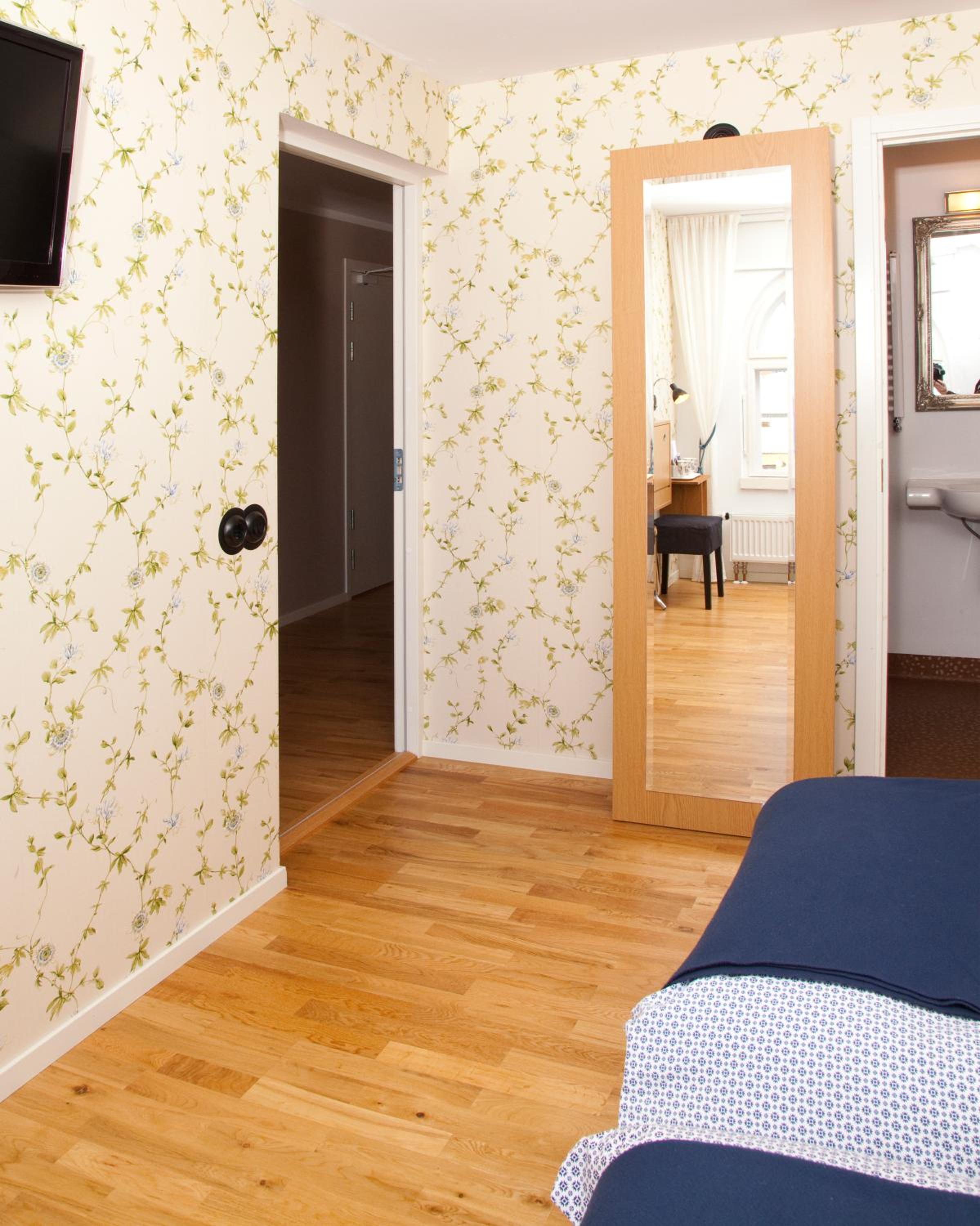 Twin Room - Photo 16