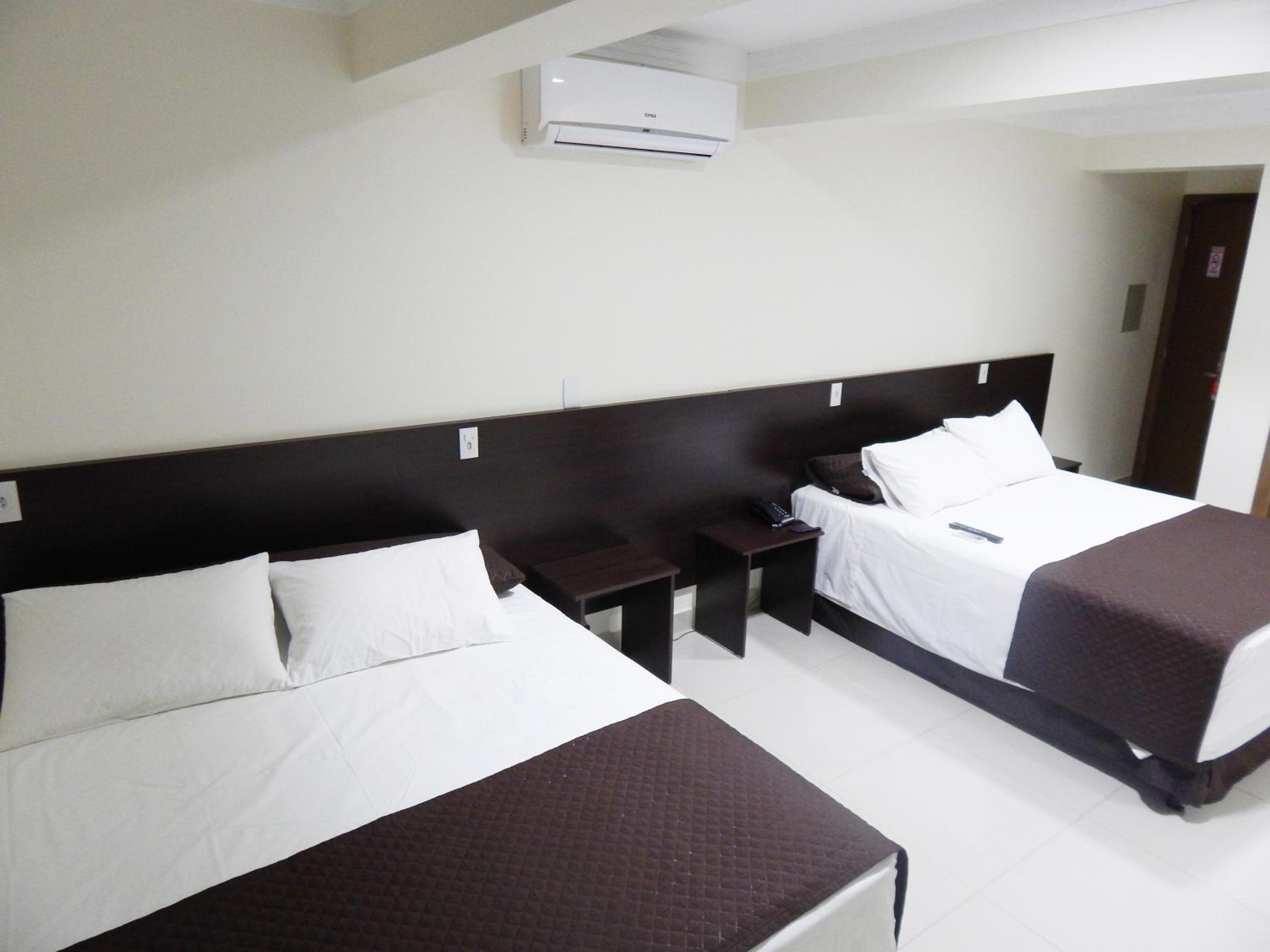 Executive Queen Room with Two Queen Beds photo 2