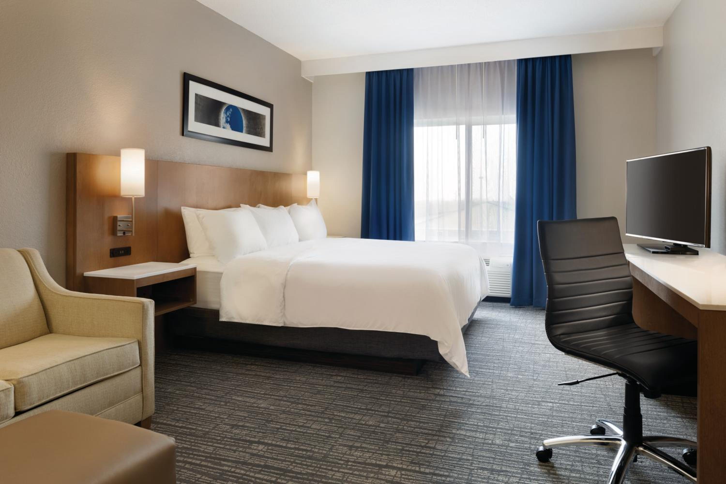 One-Bedroom King Suite - Non-Smoking