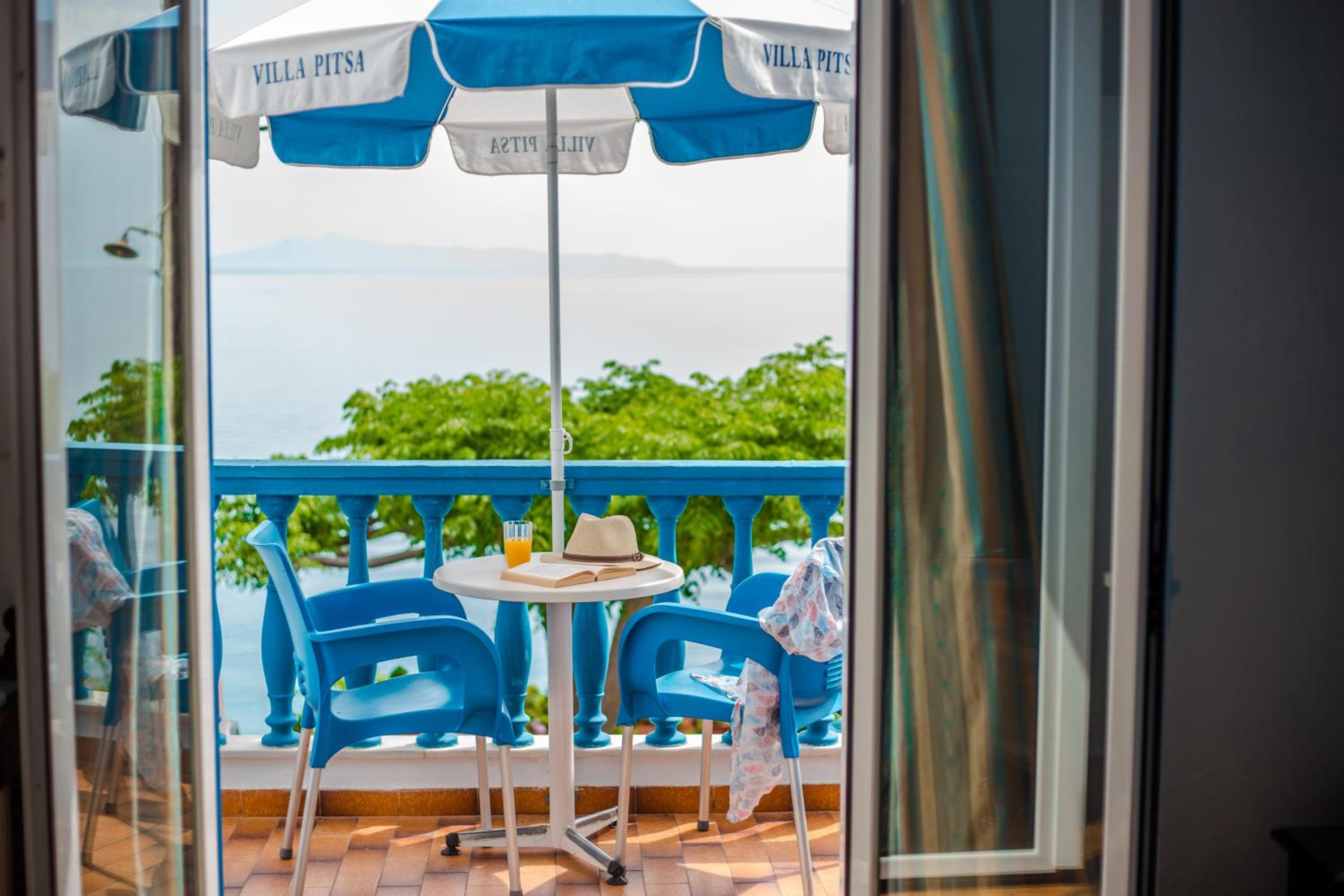 Deluxe Triple Room with Sea View photo 2