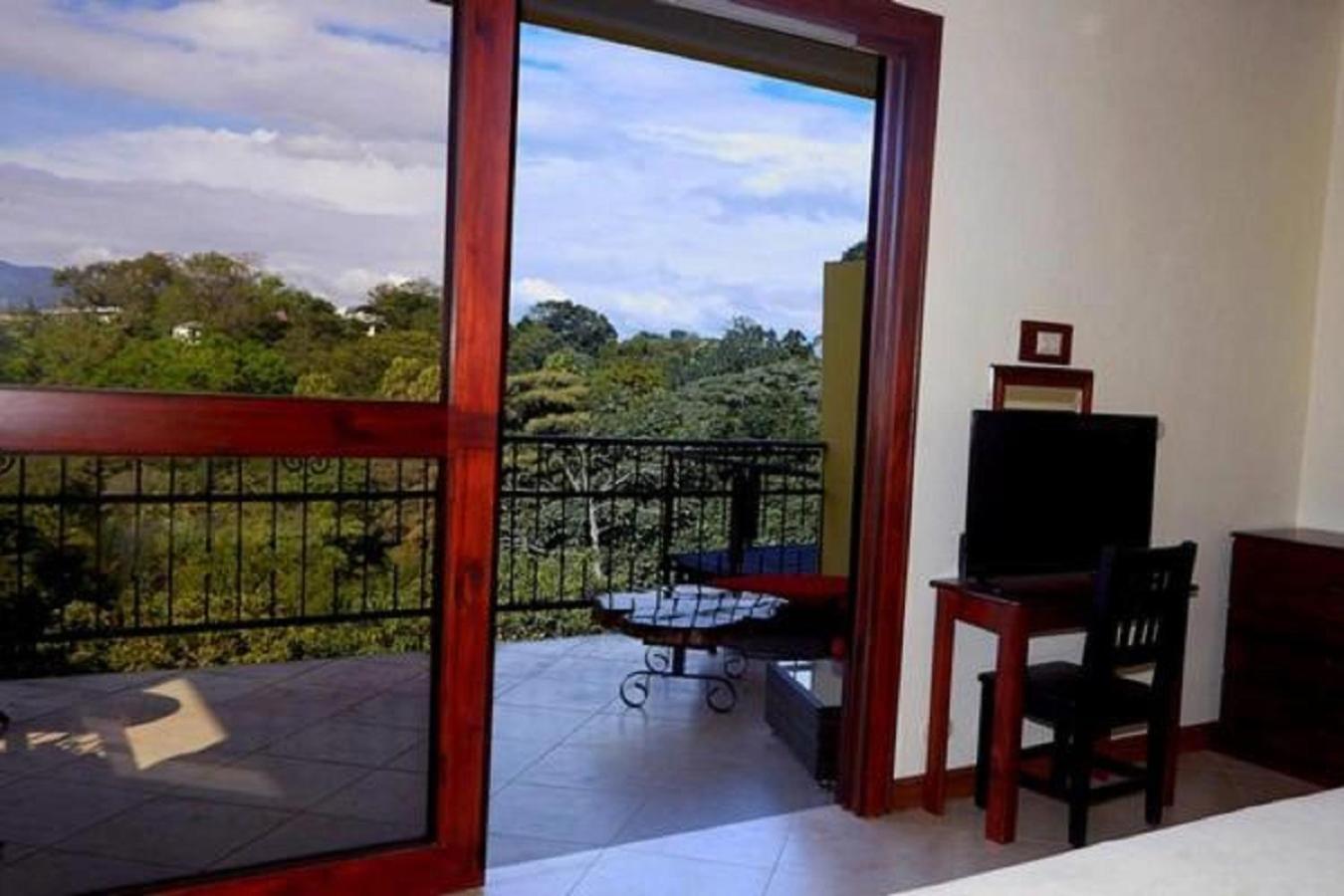 Deluxe Double Room with Balcony photo 3
