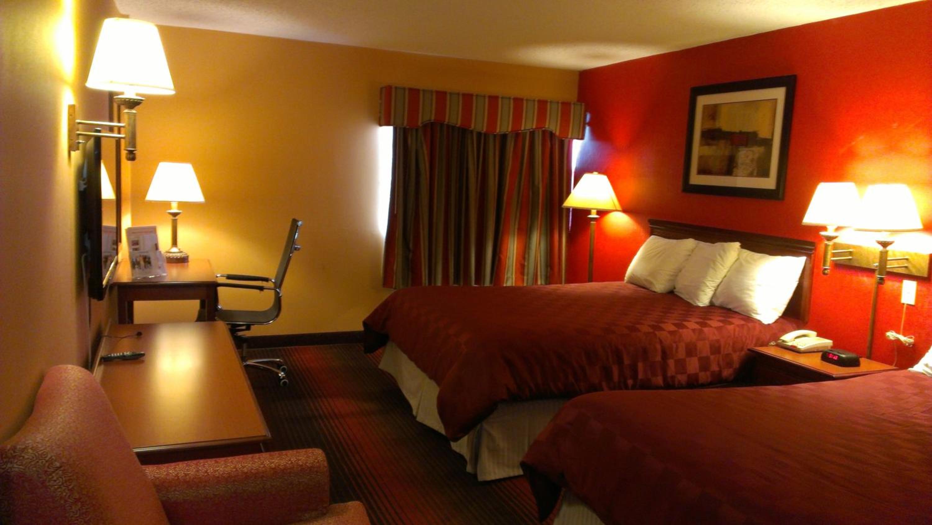 Queen Room with Two Queen Beds - Non-Smoking - Photo 6