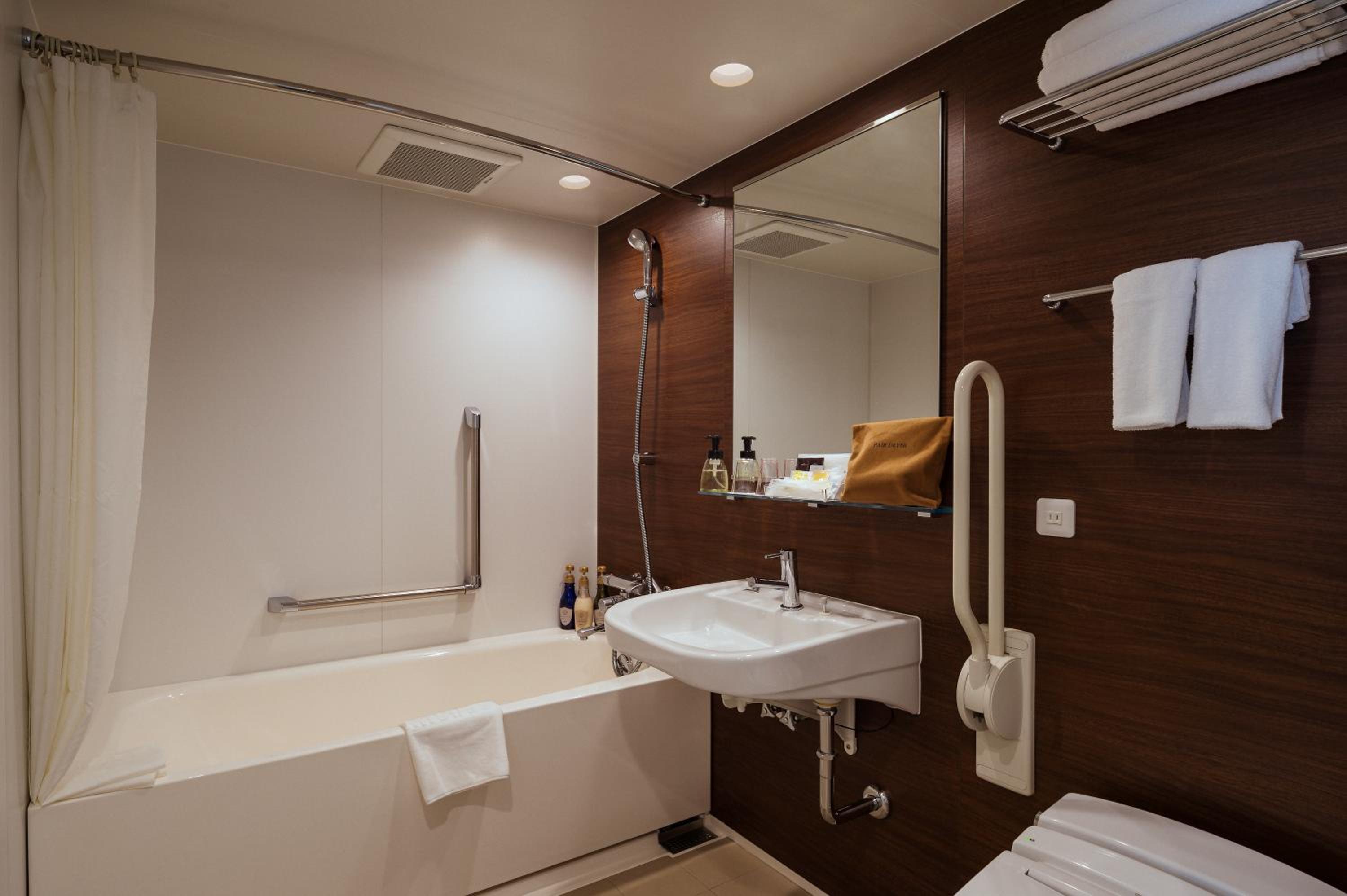 Accessible Twin Room - Non-Smoking 2 beds (43 in×75 in) photo 2