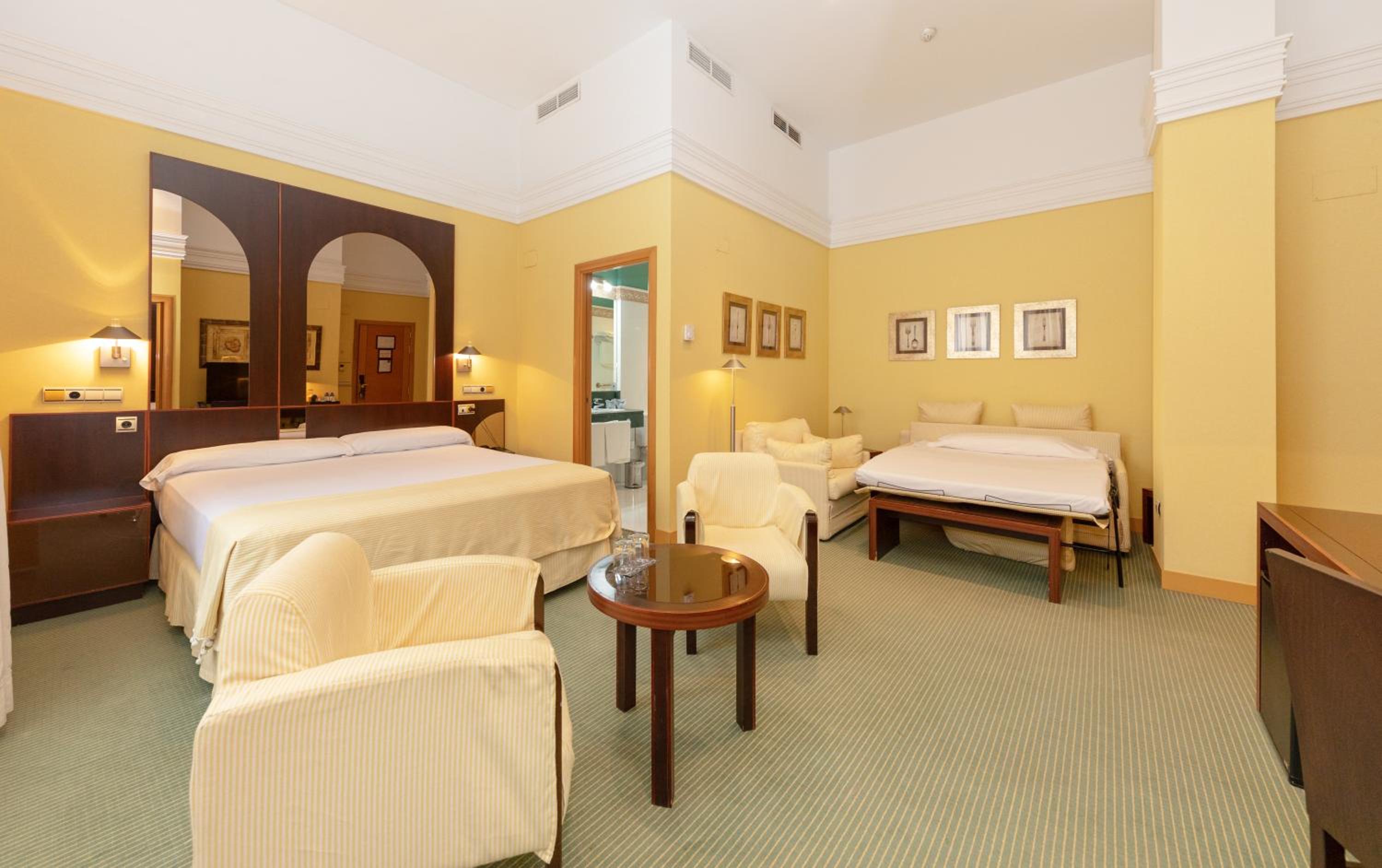 Double Room with Extra Bed - Photo 8