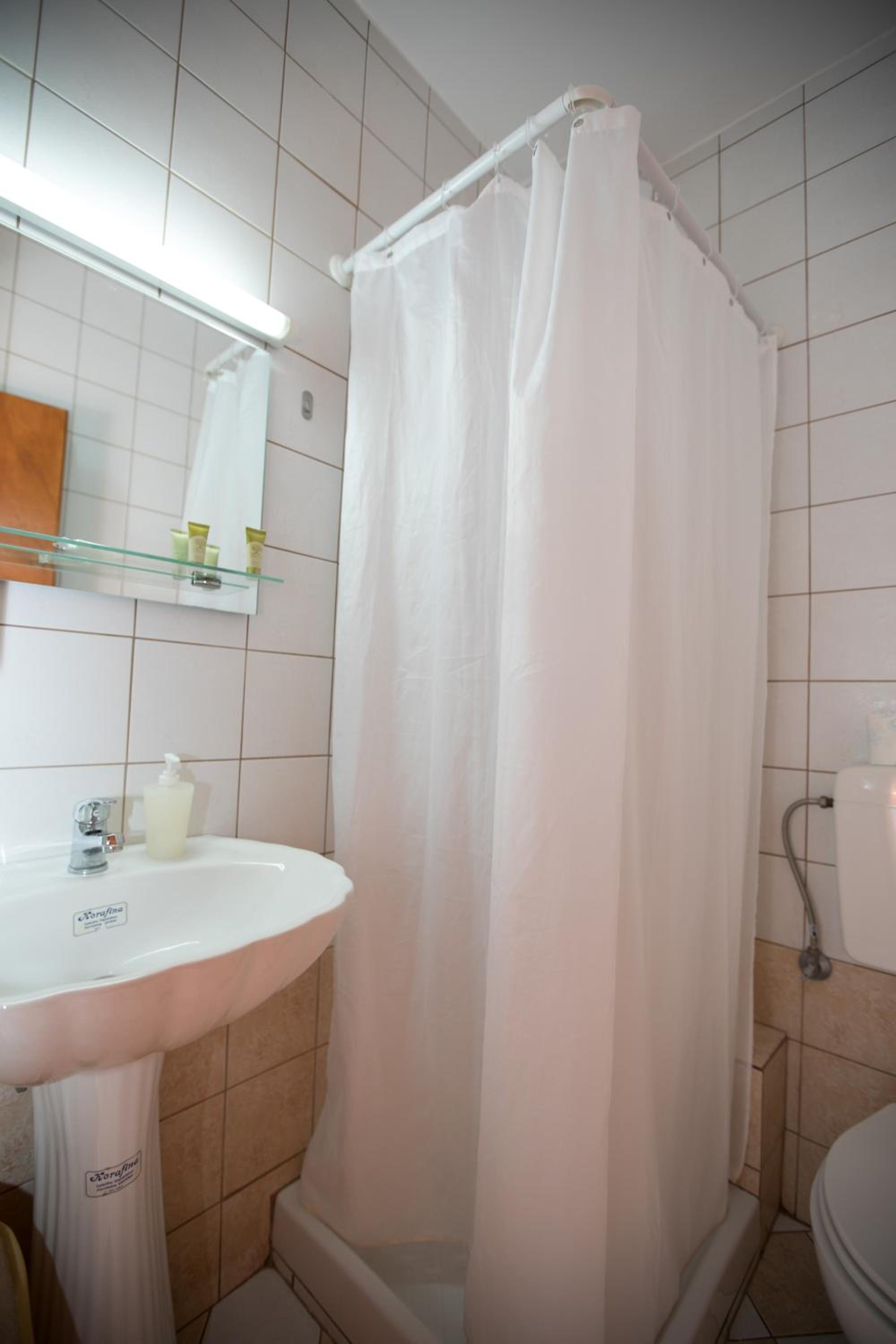 Double Room - Photo 5