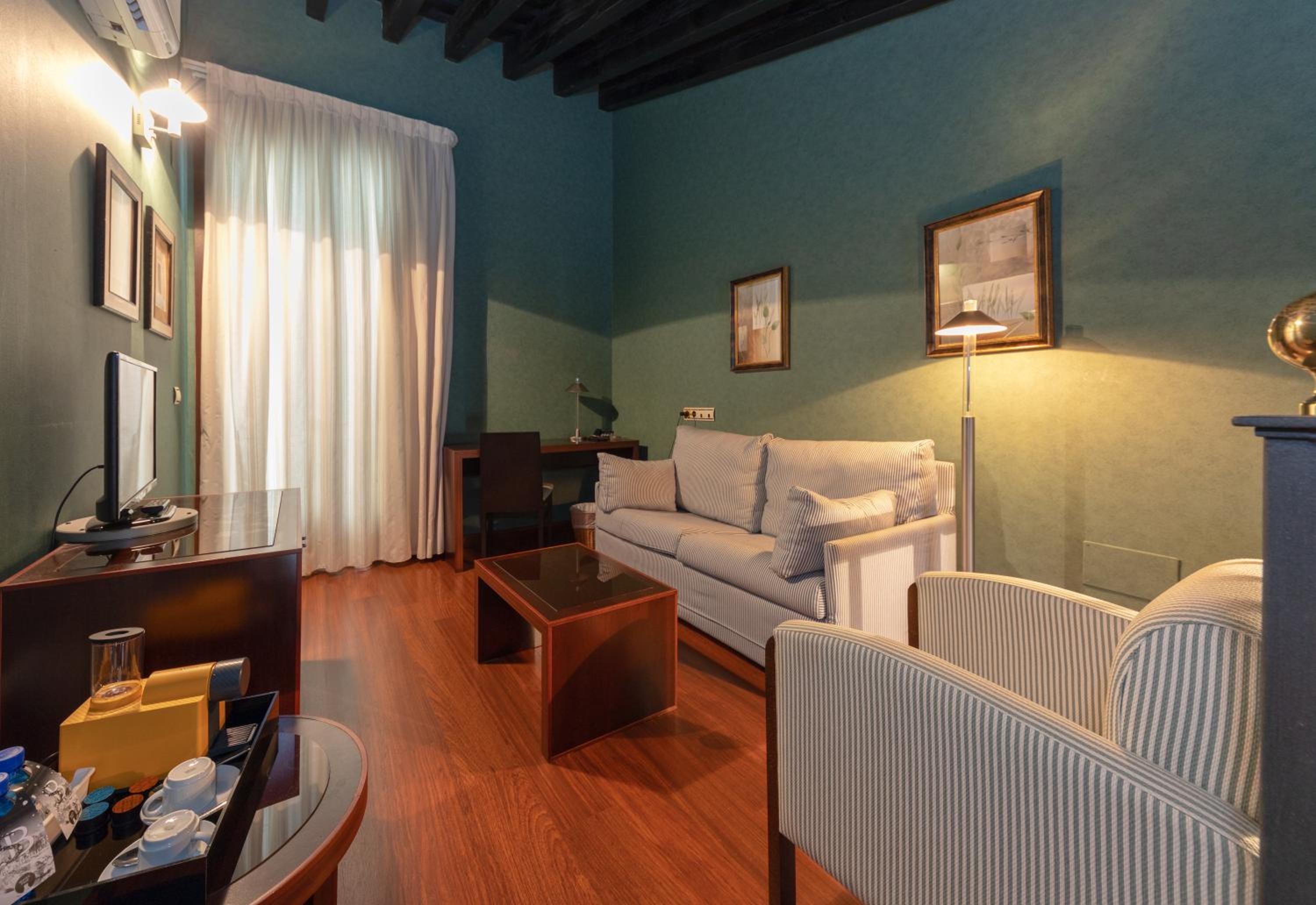 Superior Double Room - Photo 12