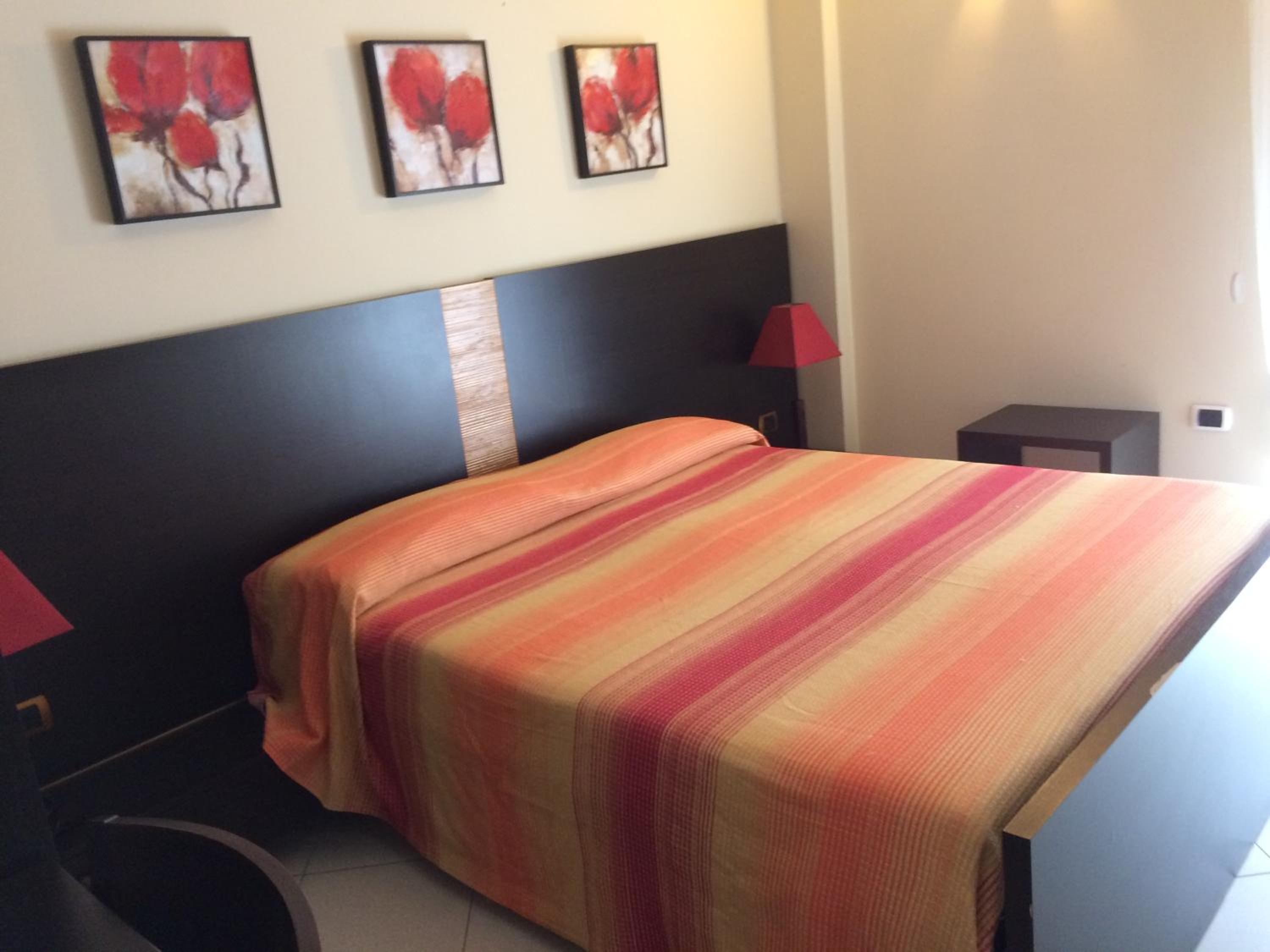 King Room with Roll-In Shower - Disability Access photo 1
