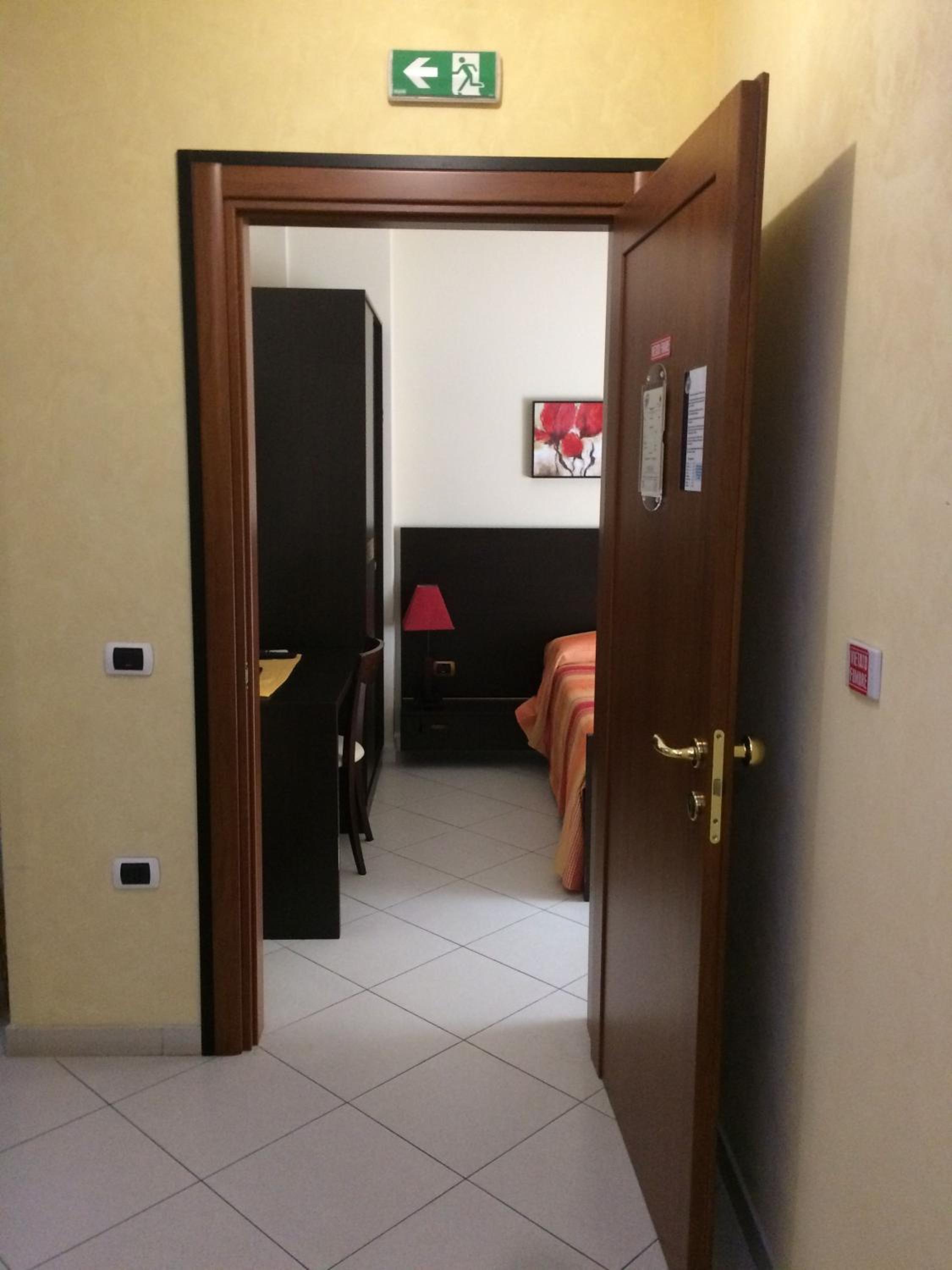 King Room with Roll-In Shower - Disability Access photo 2