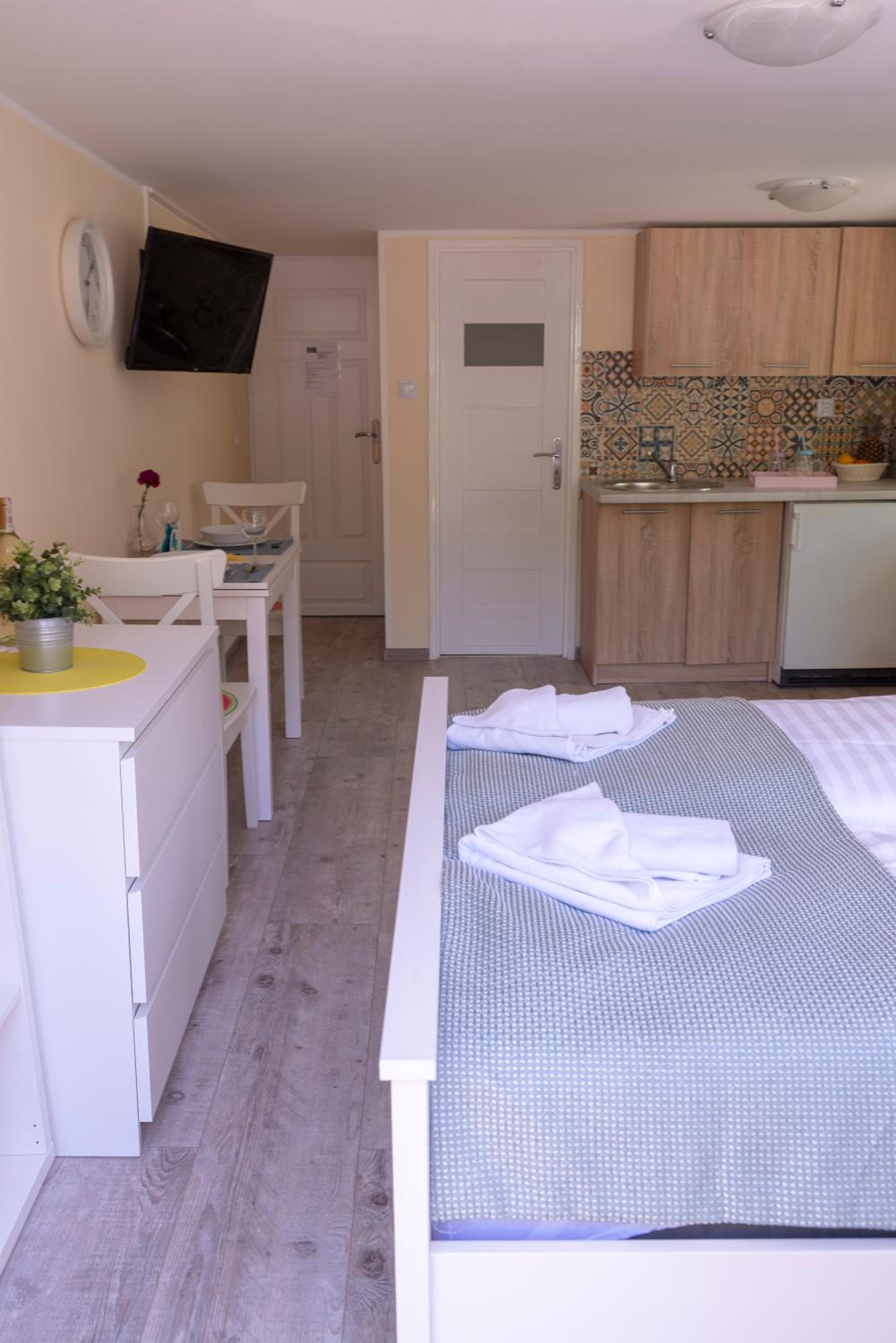 Apartment with Terrace - Photo 7