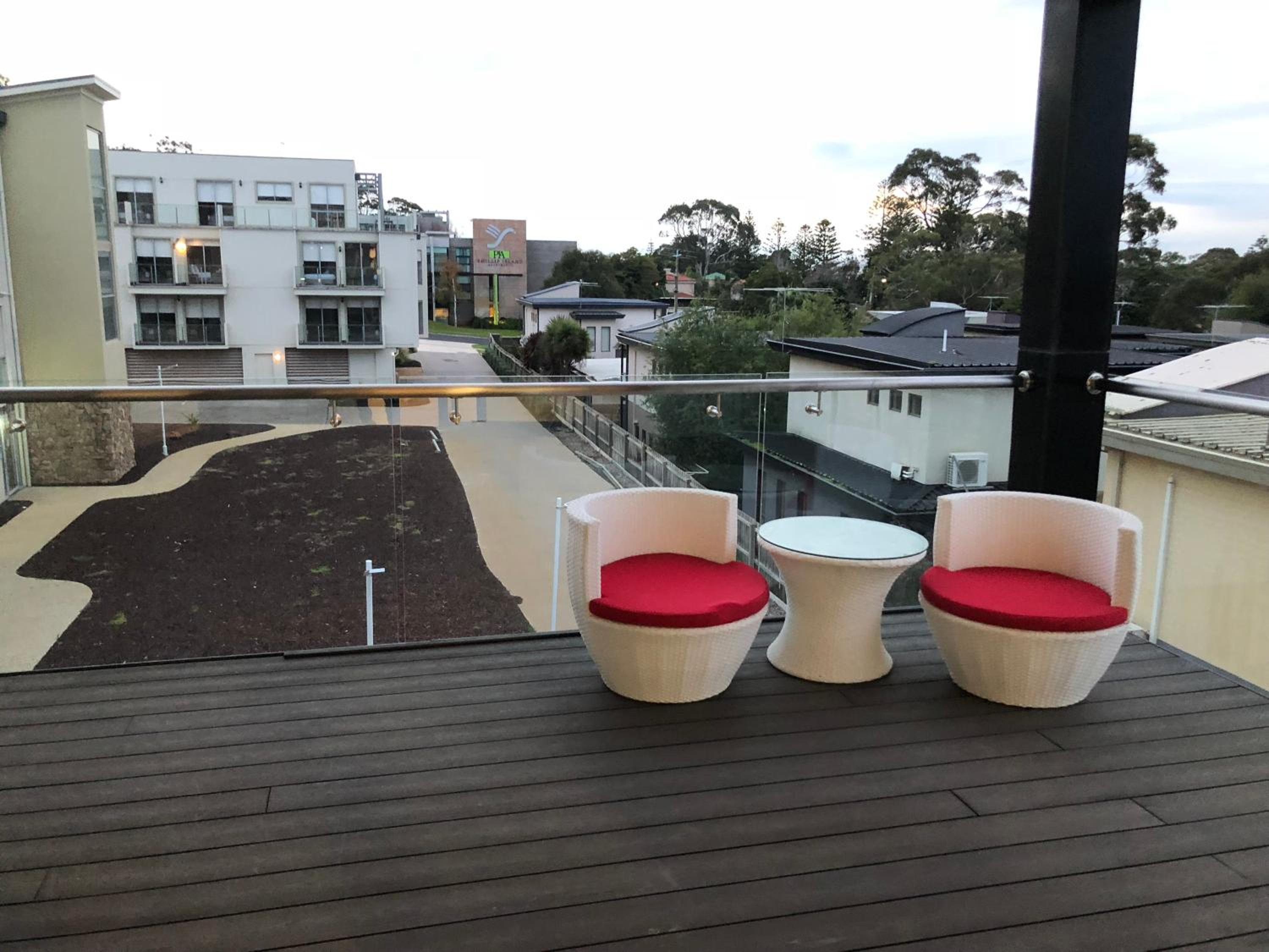 Apartment with Balcony - Photo 2