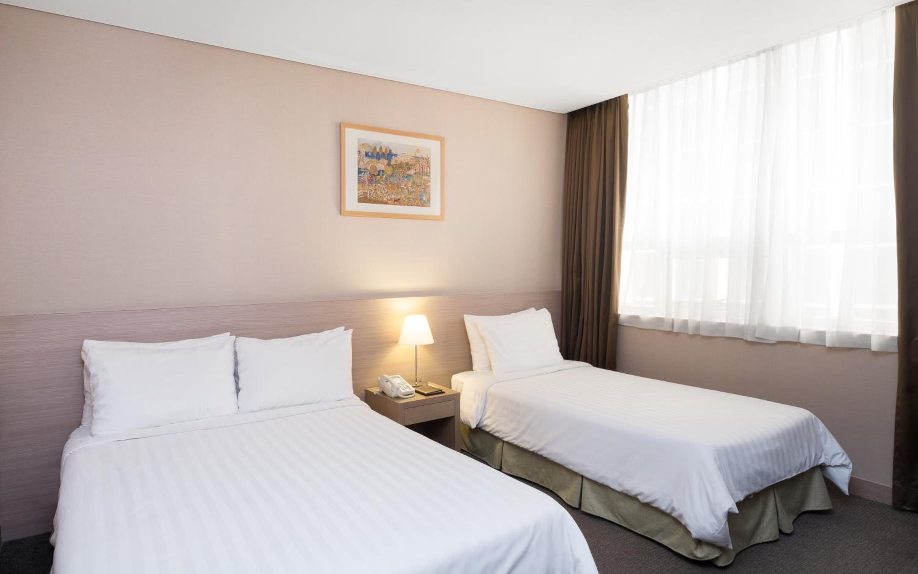 Deluxe Twin Room - Photo 11
