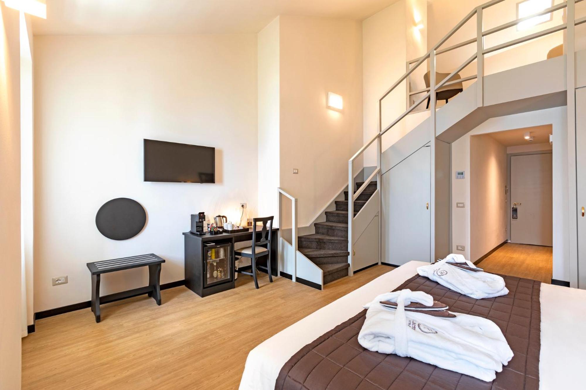  Junior Suite with Lake View  photo 3