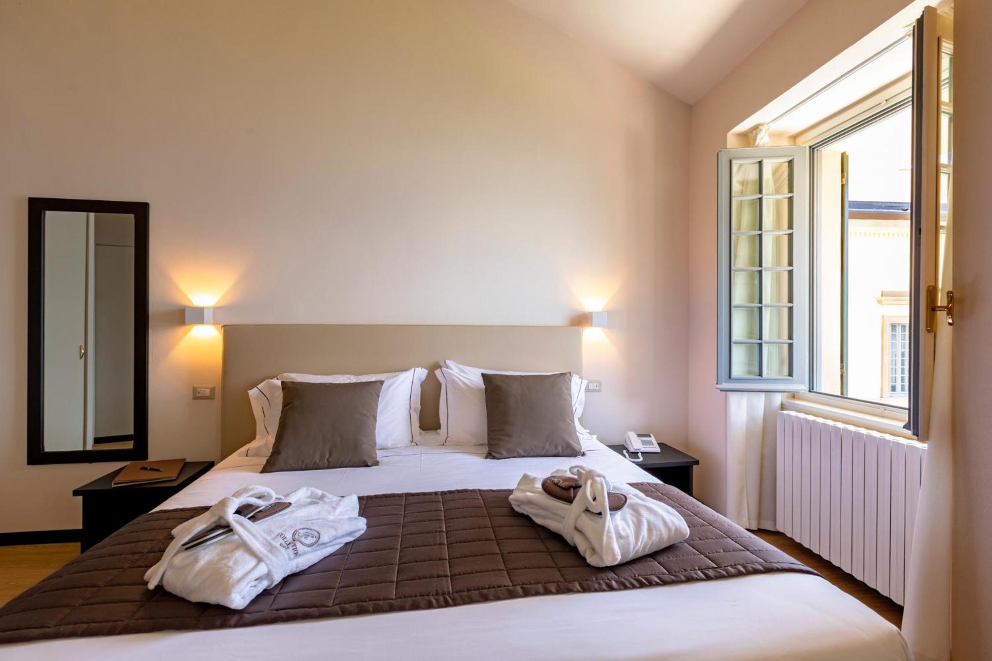 Deluxe Double Room with Lake View