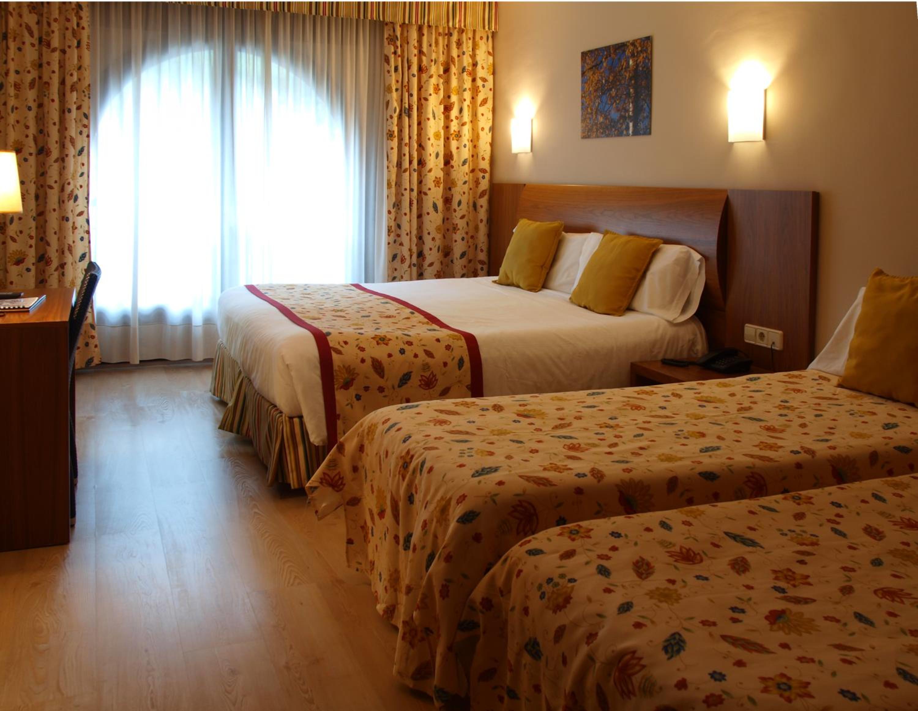 Triple Room (2 Adults + 1 Child) with Spa Access photo 2