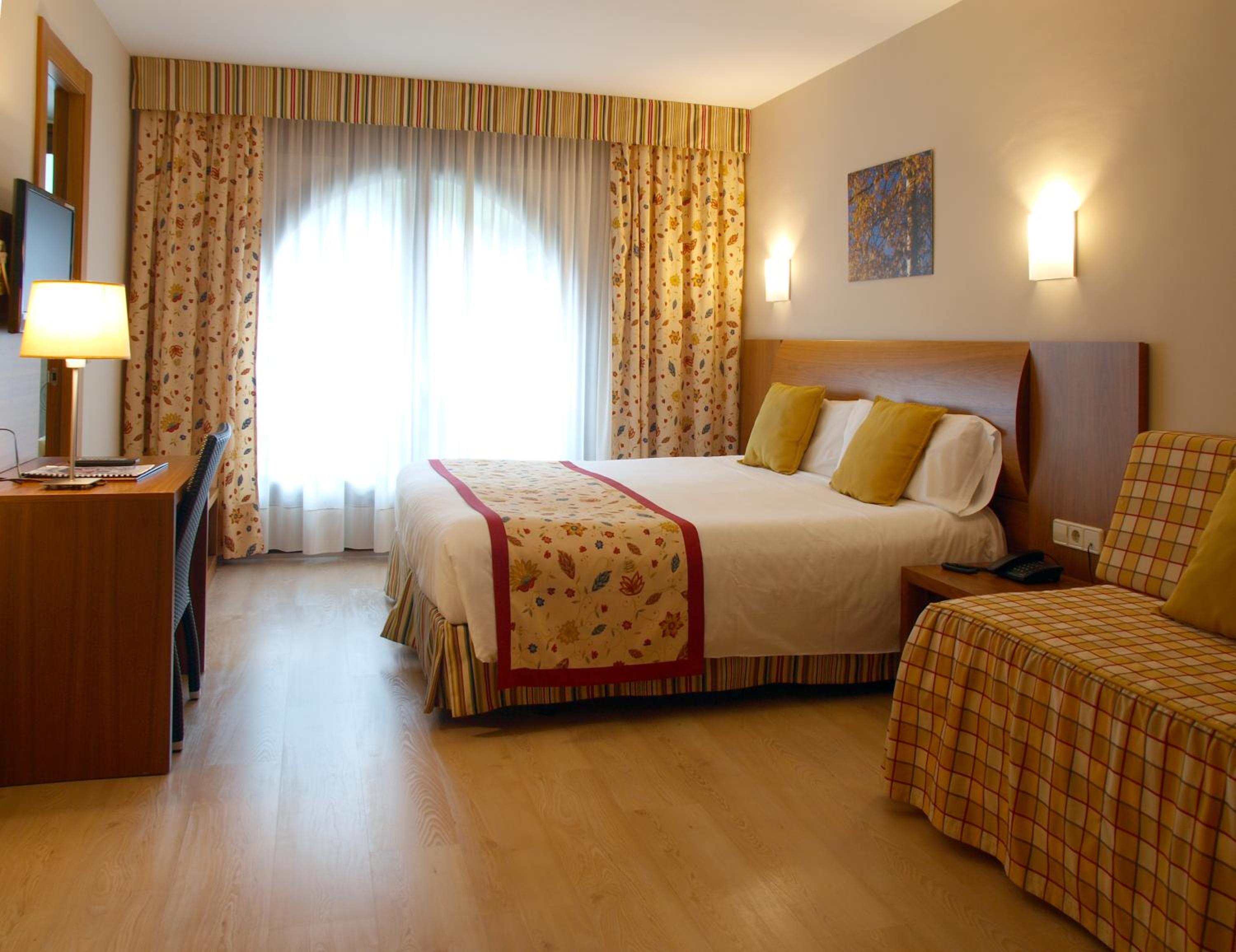 Triple Room (2 Adults + 1 Child) with Spa Access photo 1