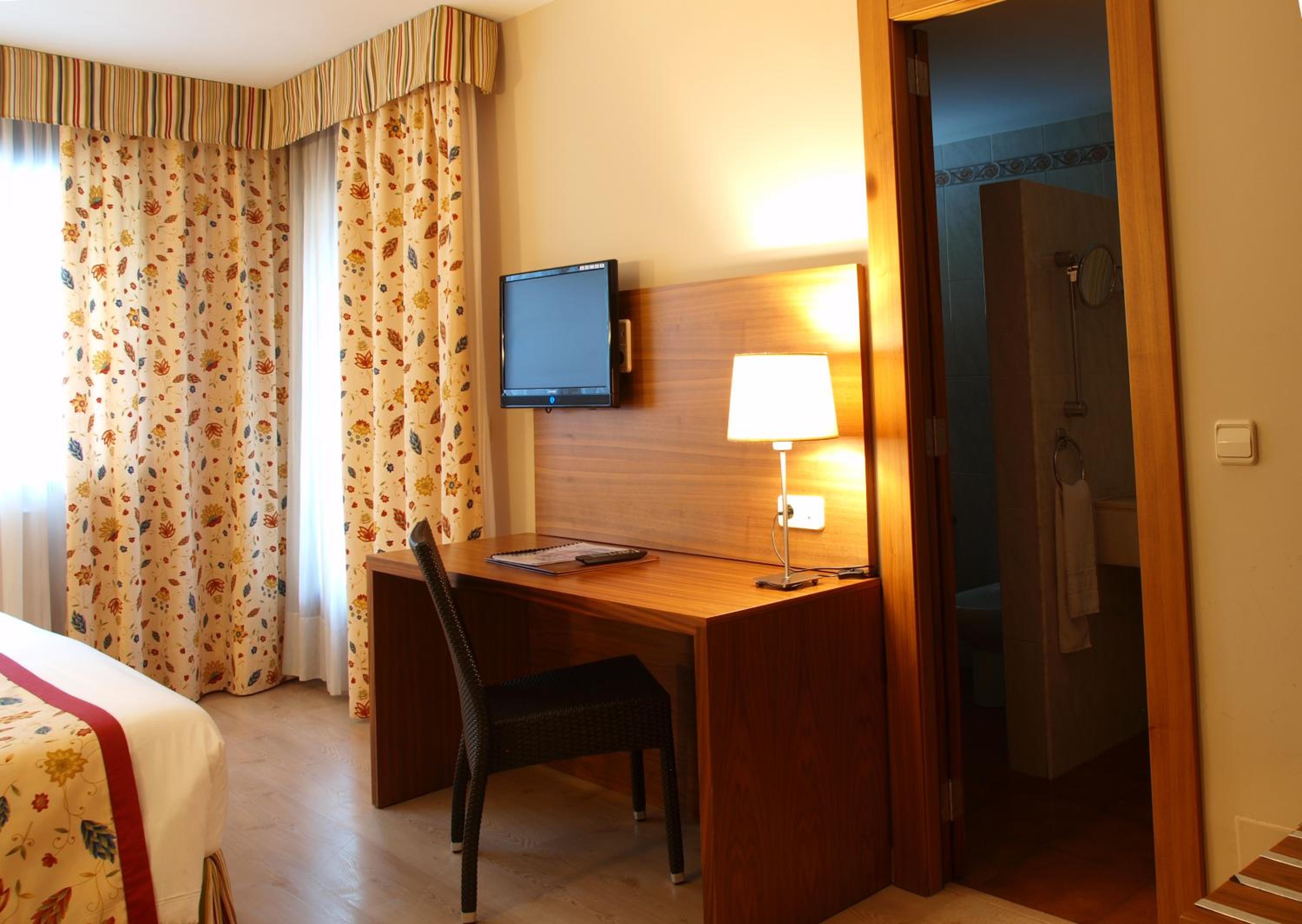 Triple Room (2 Adults + 1 Child) with Spa Access photo 3