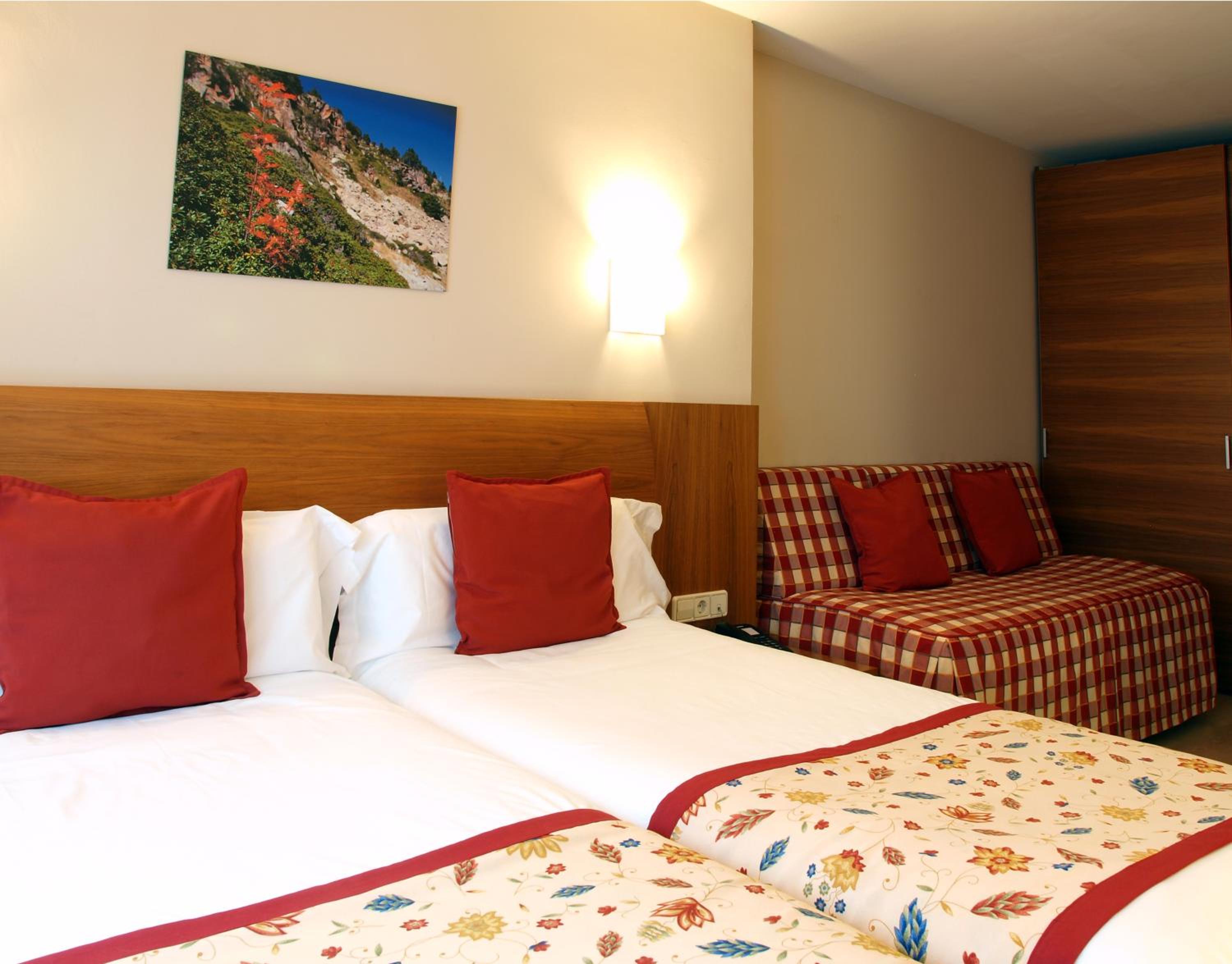 Quadruple Room (2 Adults + 2 Children) with Spa Access photo 3