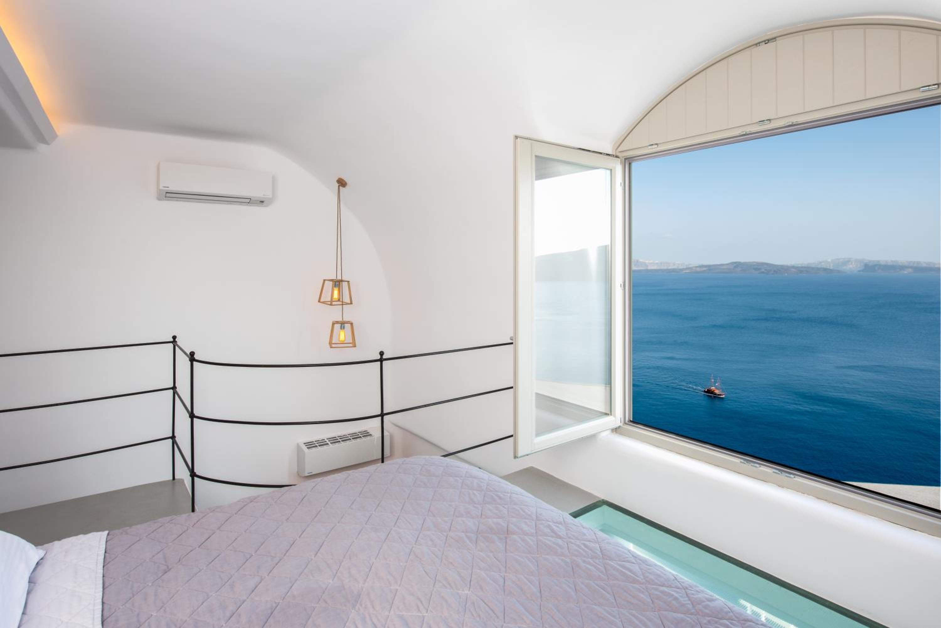 Deluxe Villa with Outdoor Private Heated Pool and Caldera View