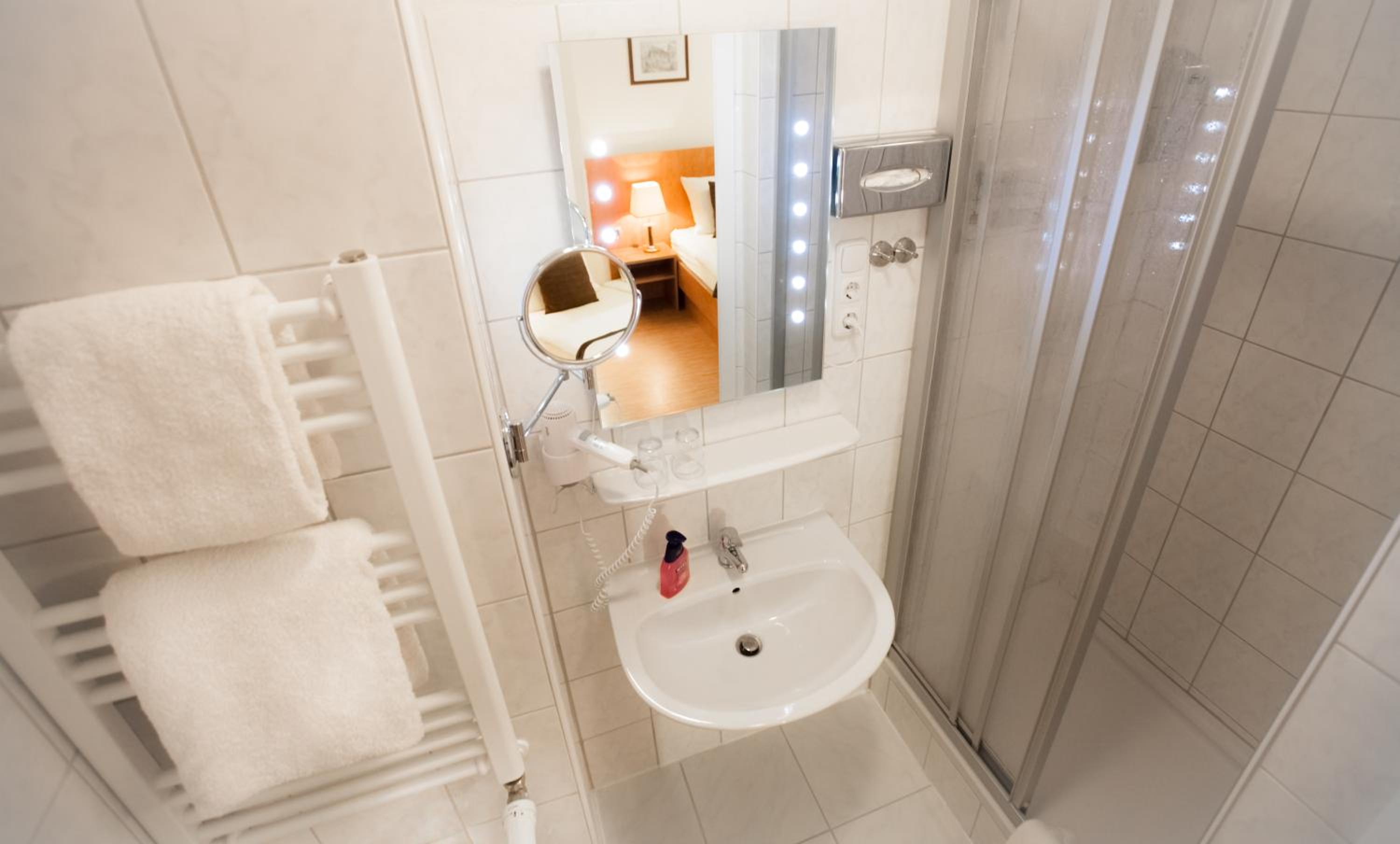 Double or Twin Room - Photo 16