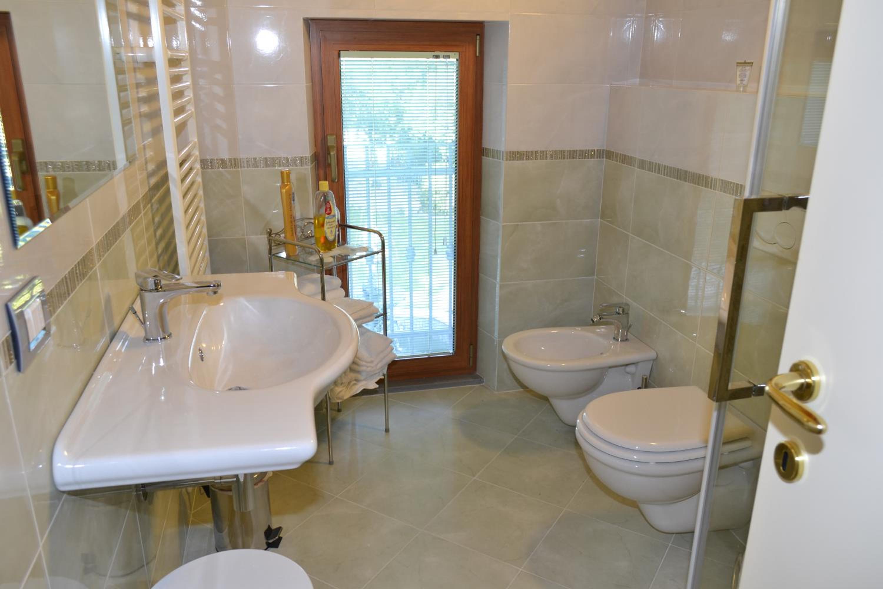 Double Room with Balcony - Photo 8