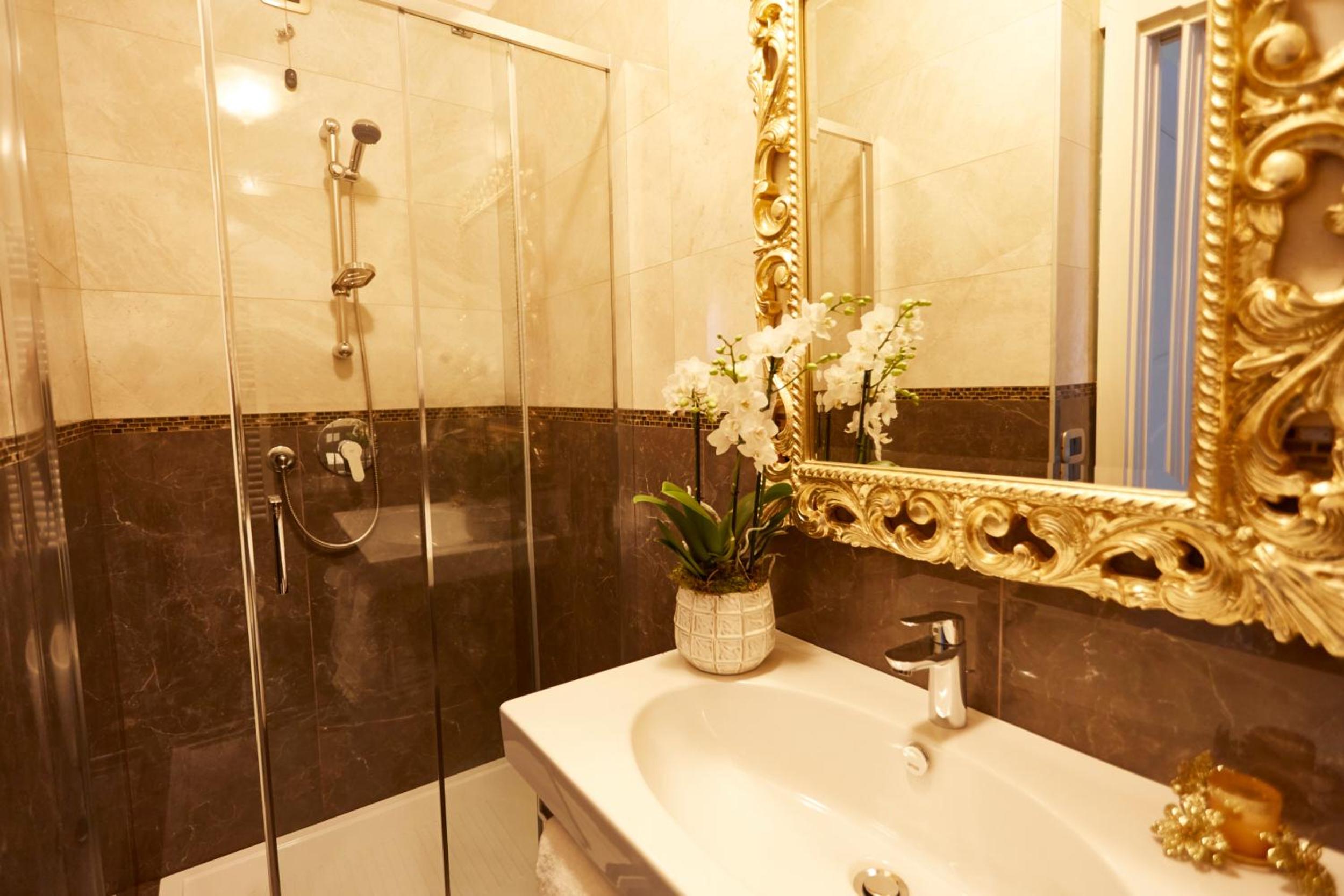 Deluxe Double or Twin Room - Photo 9