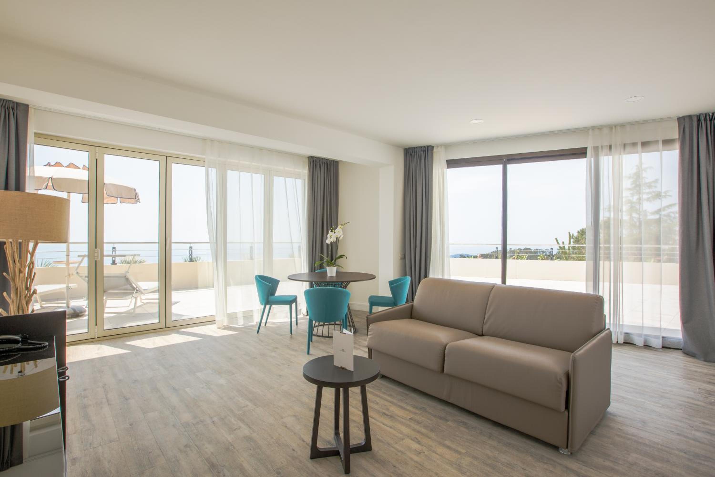 Suite with Sea View - Photo 2