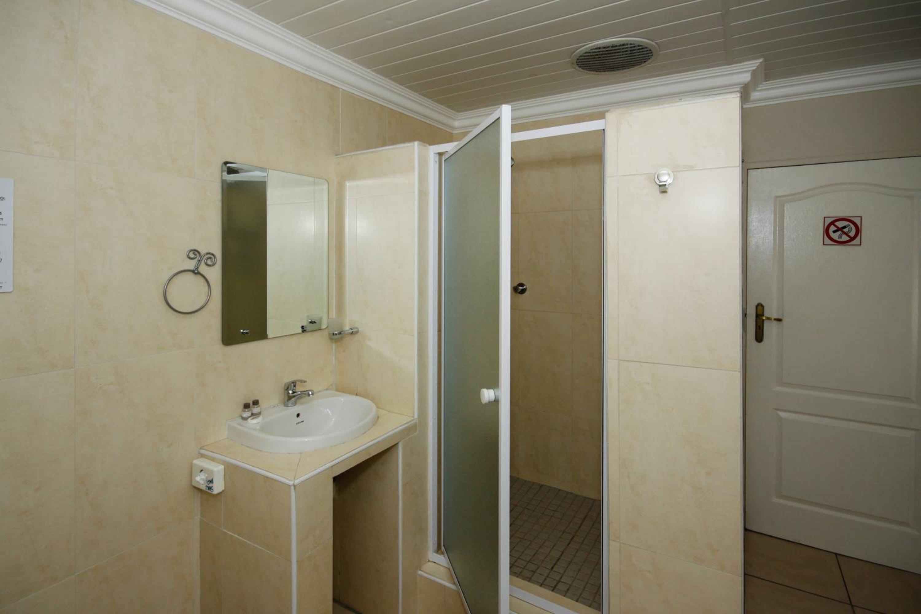 Double Room with Private Bathroom - Photo 2