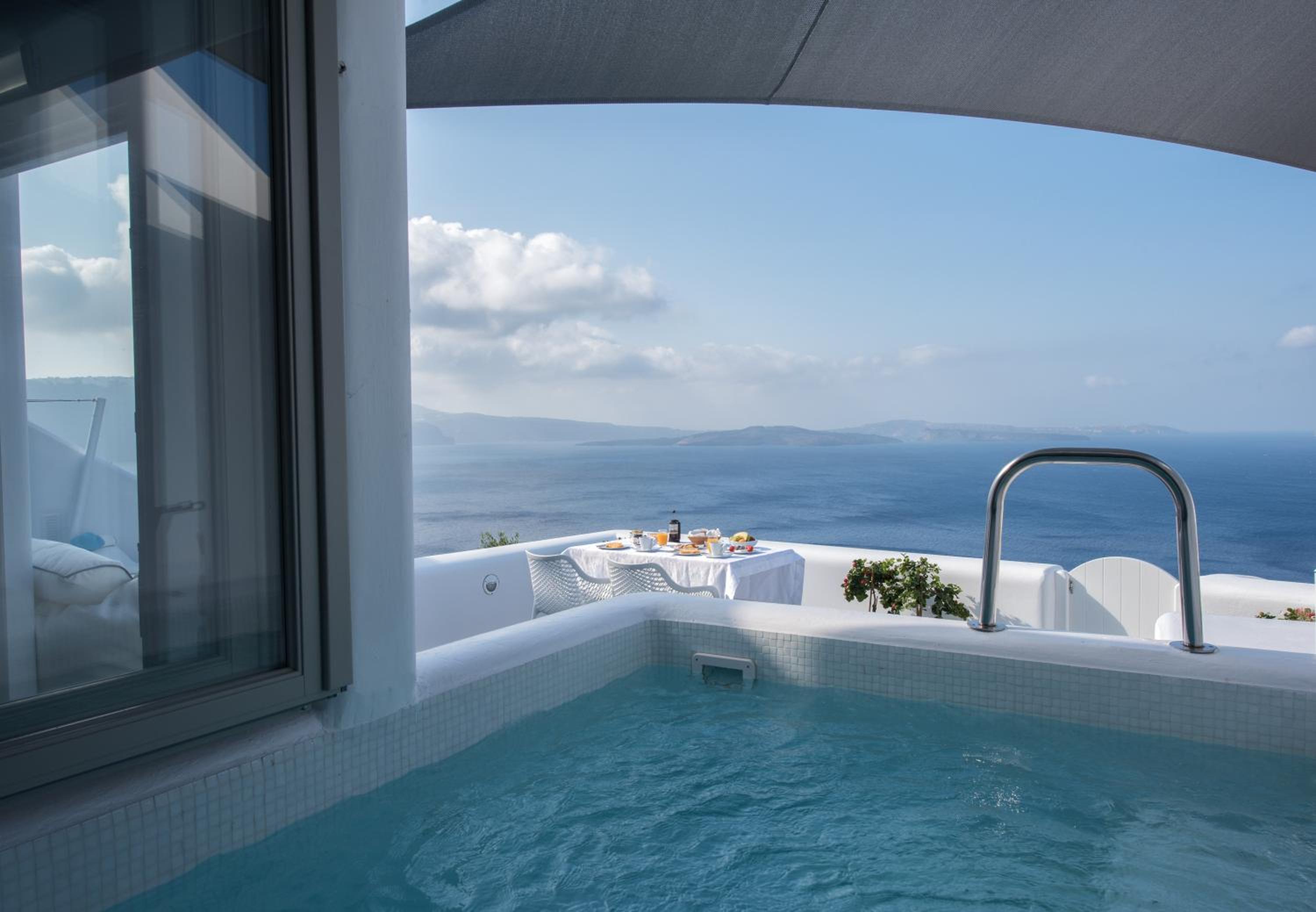Deluxe Villa with Outdoor Private Heated Pool and Caldera View