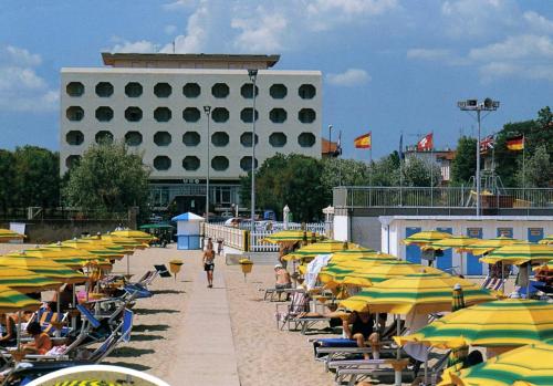 Quadruple Room with Balcony with Beach Access photo 2