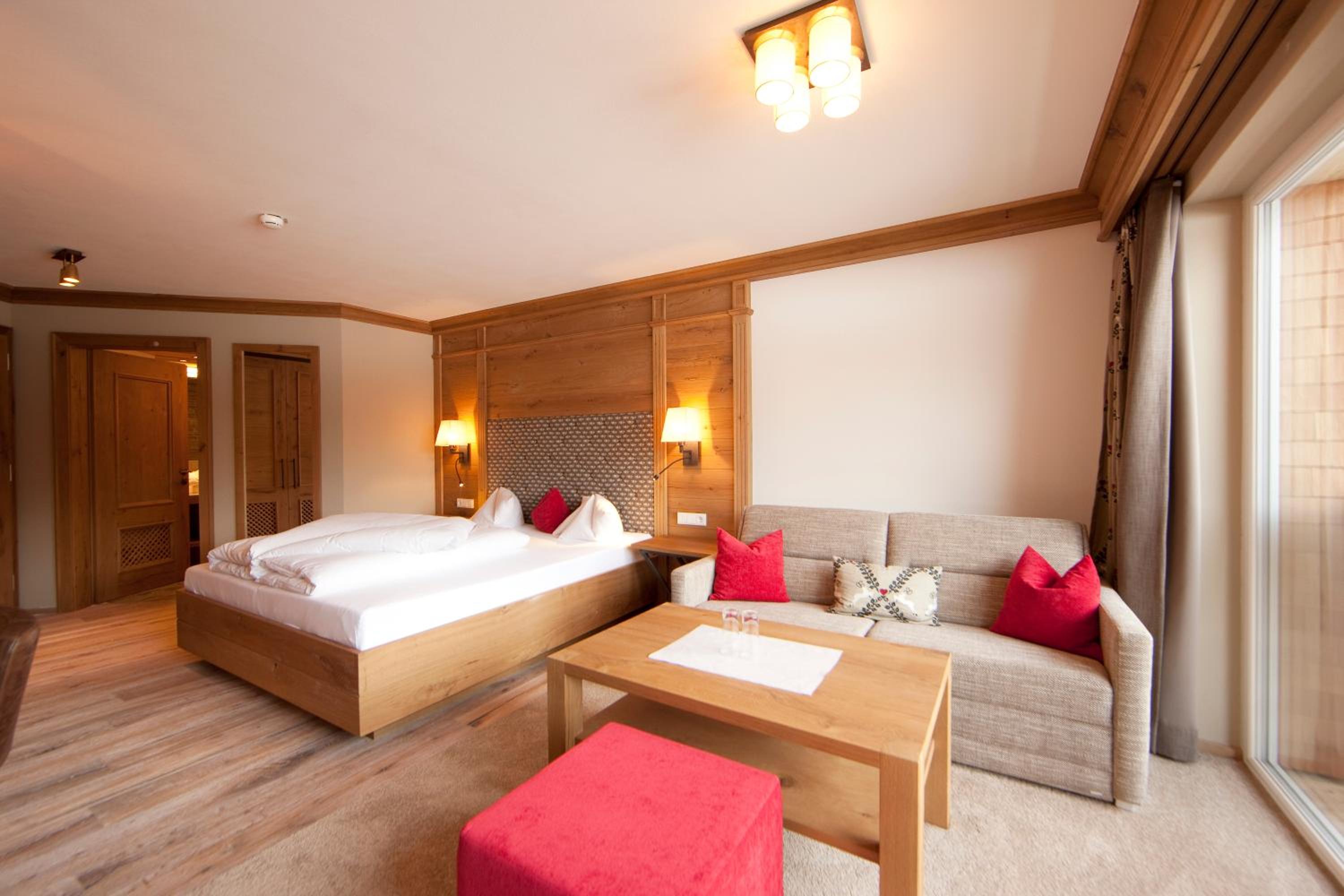 Deluxe Double Room with Balcony photo 1