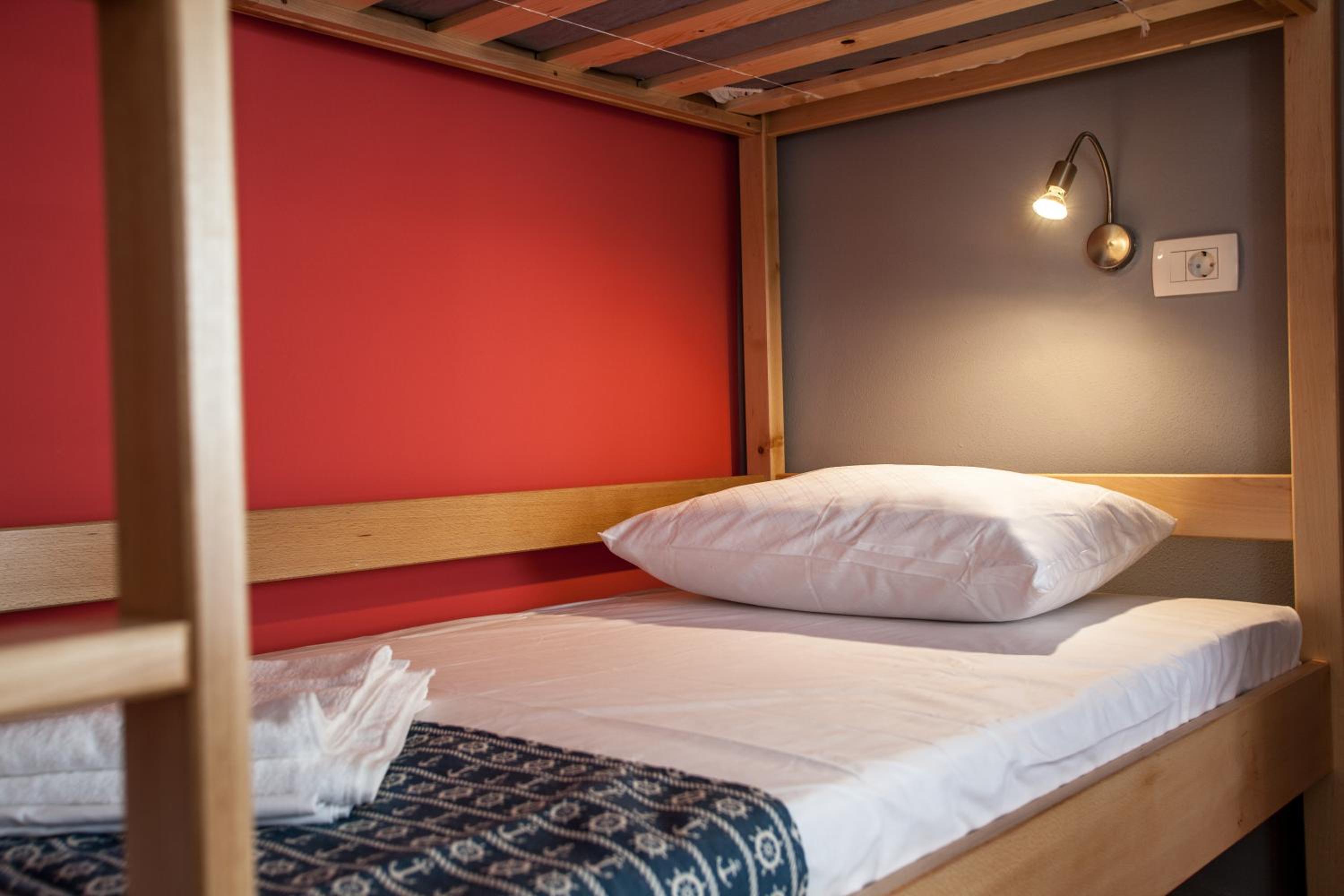 Bed in 6-Bed Mixed Dormitory Room photo 1