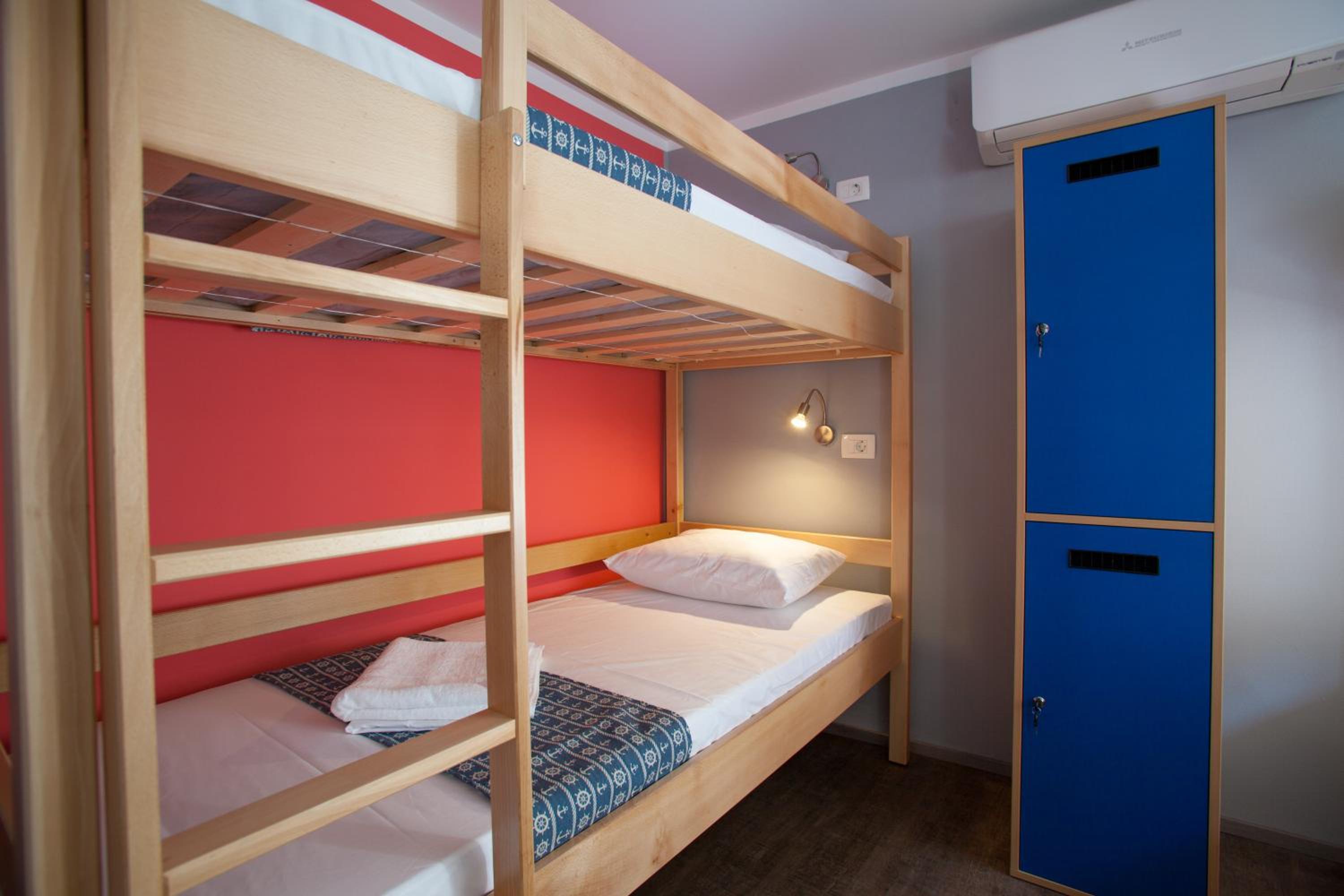 Bed in 6-Bed Mixed Dormitory Room photo 3