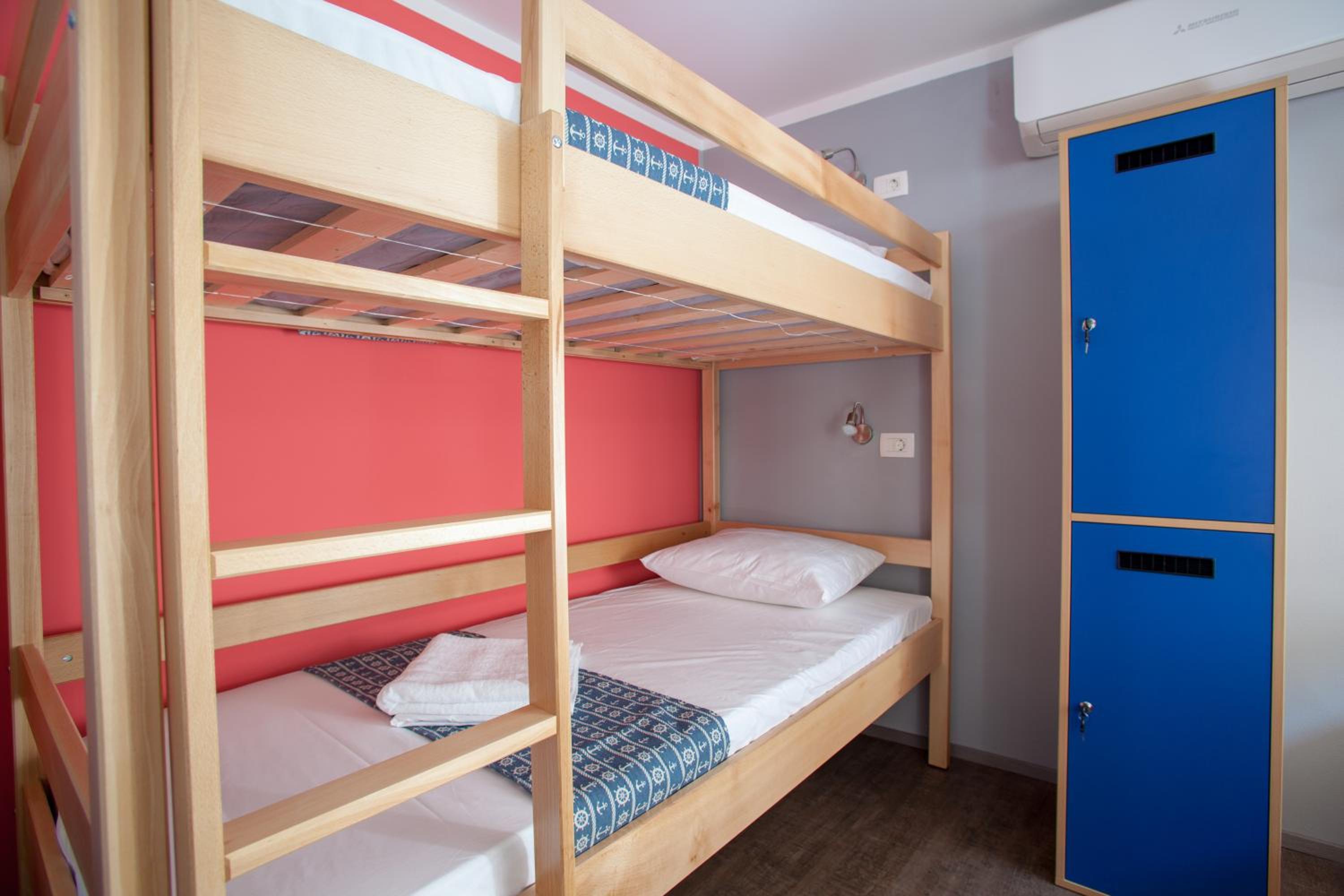 Bed in 6-Bed Mixed Dormitory Room photo 1