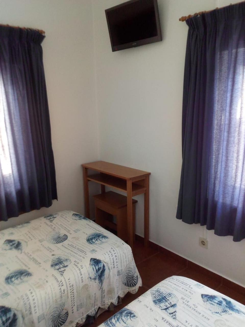 Twin Room with Private Bathroom - Photo 3