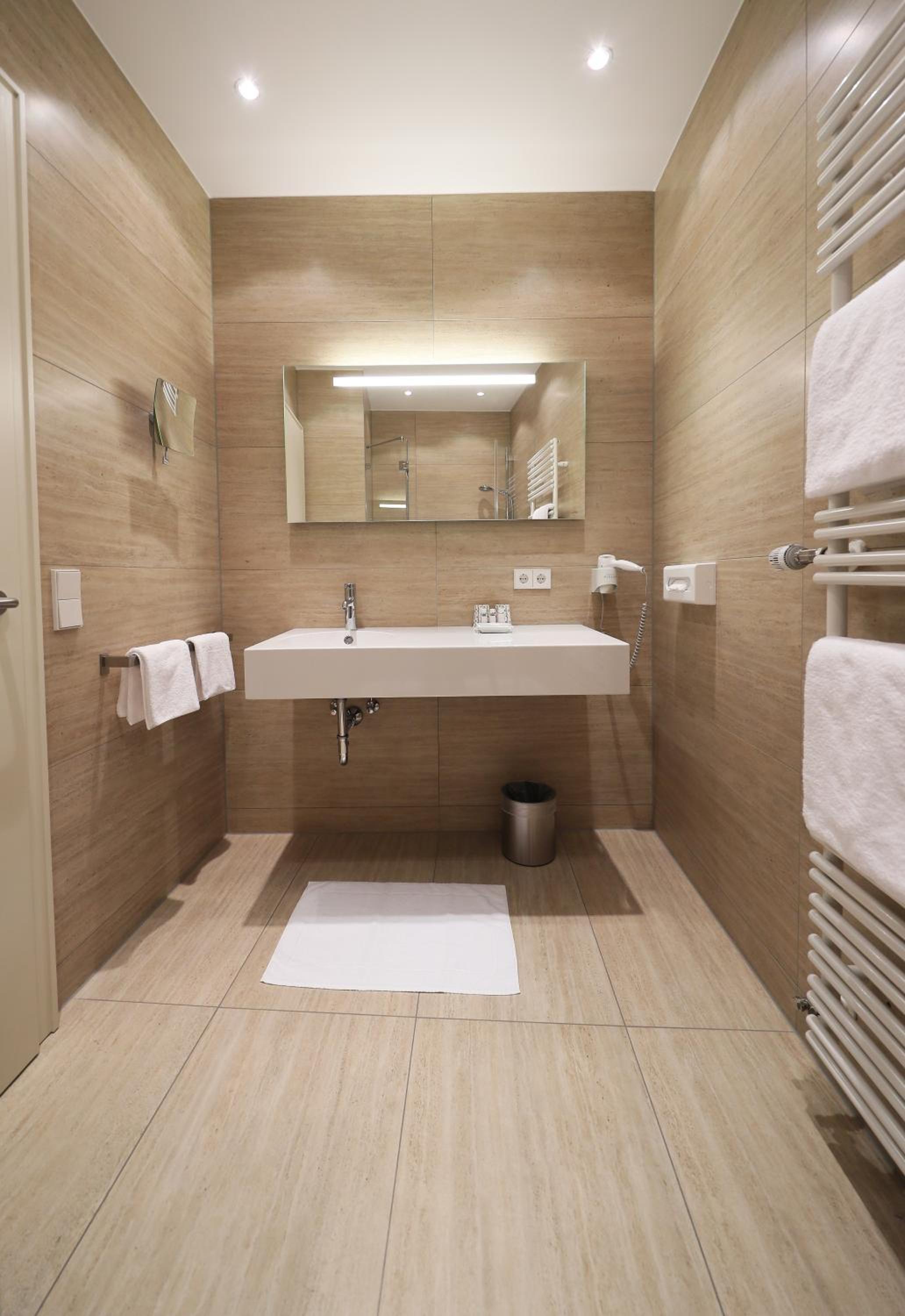 Grand Double Room thumbnail 6