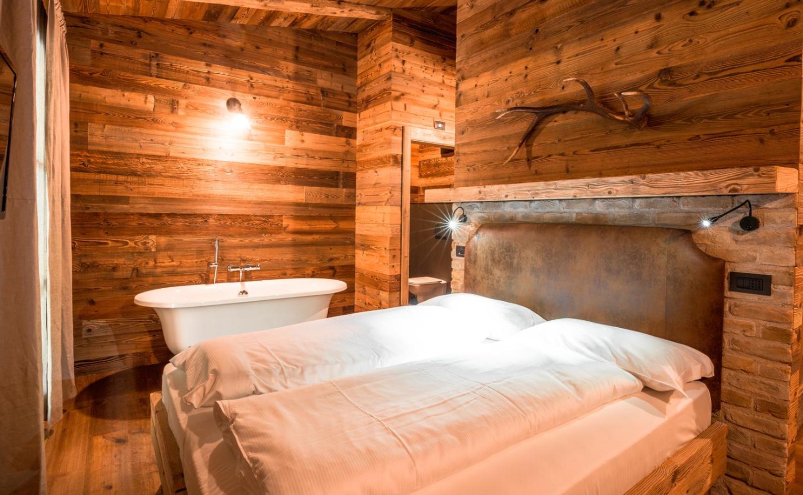 Deluxe Double Room with Bath - Photo 6