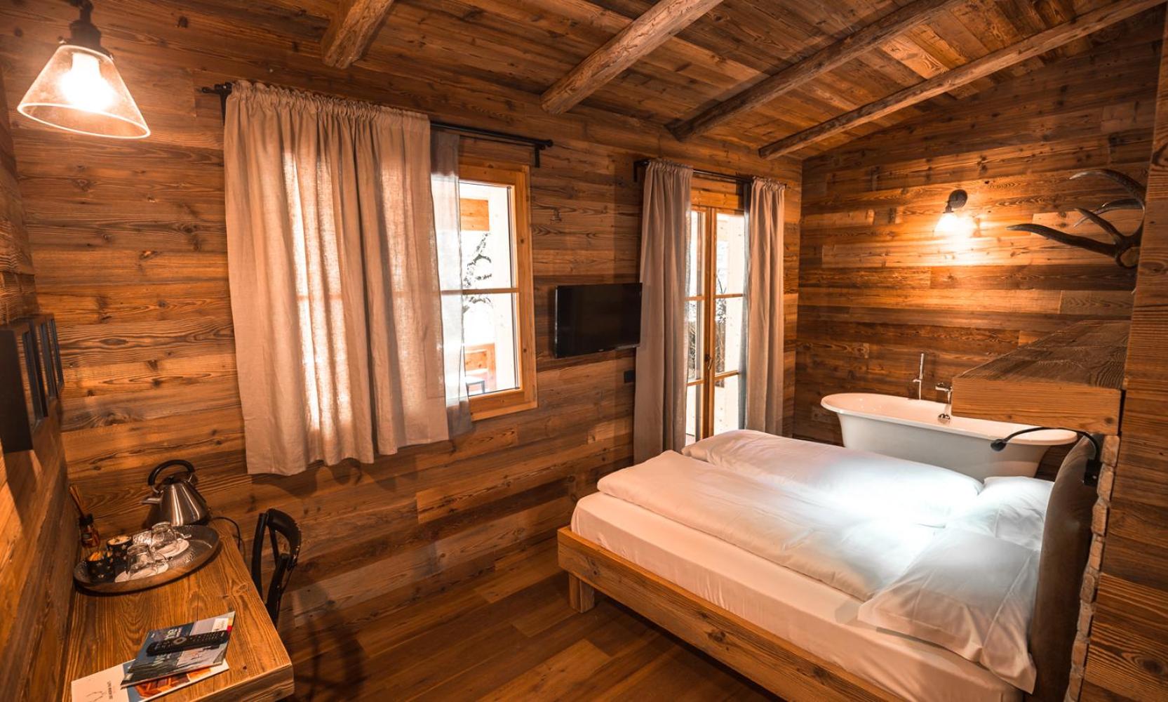 Deluxe Double Room with Bath - Photo 5