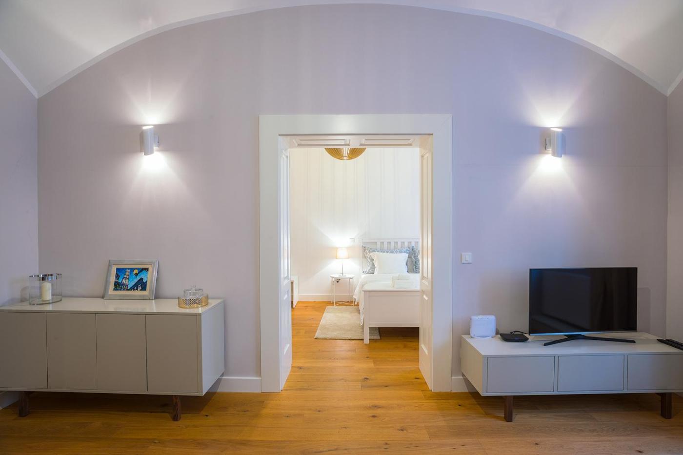 Deluxe One-Bedroom Apartment