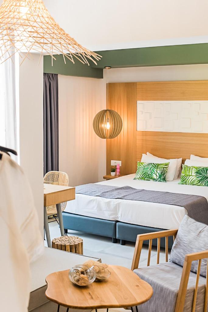 Junior Suite with Pool View photo 1