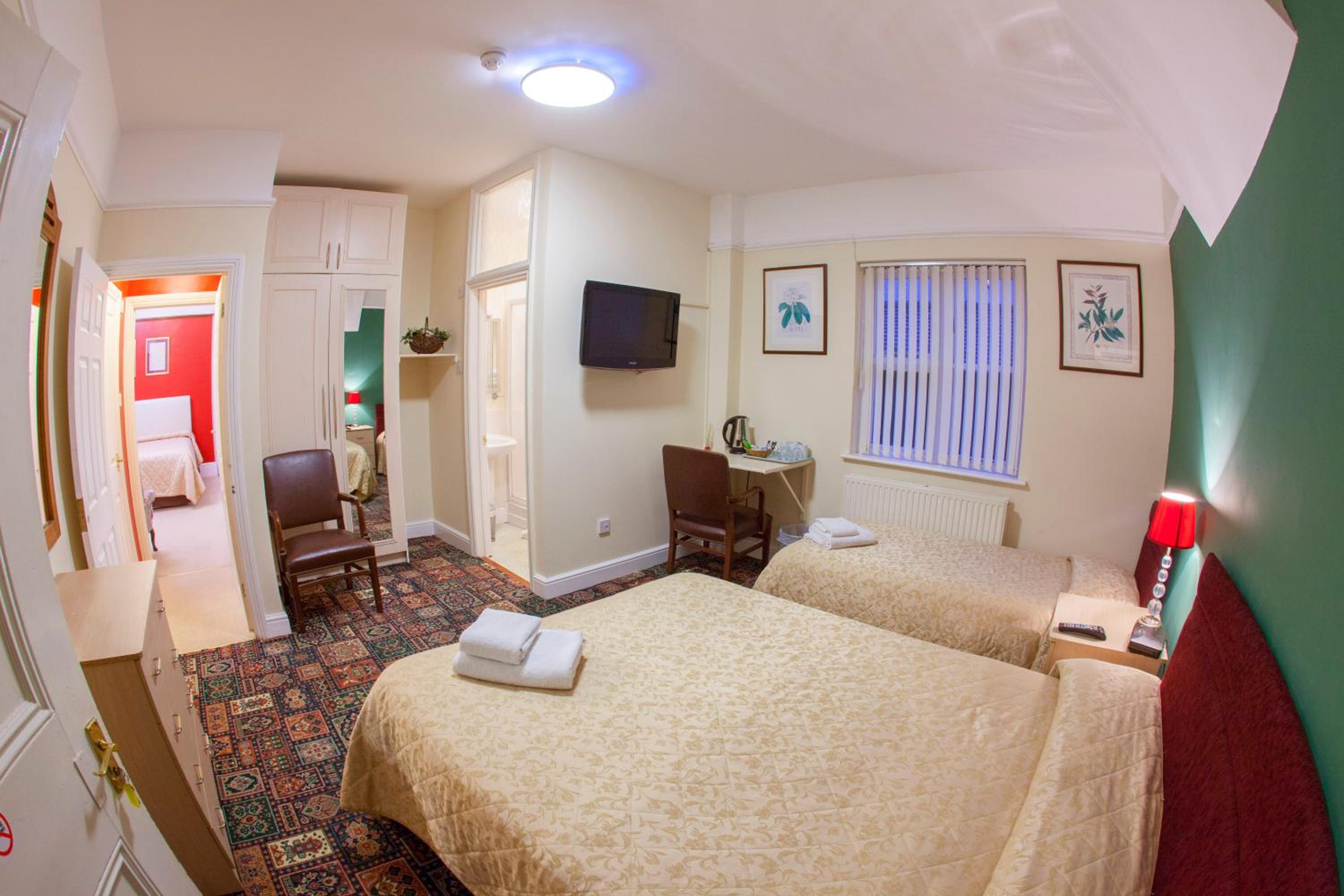 Family Room (2 Adults + 2 Children) - Photo 3