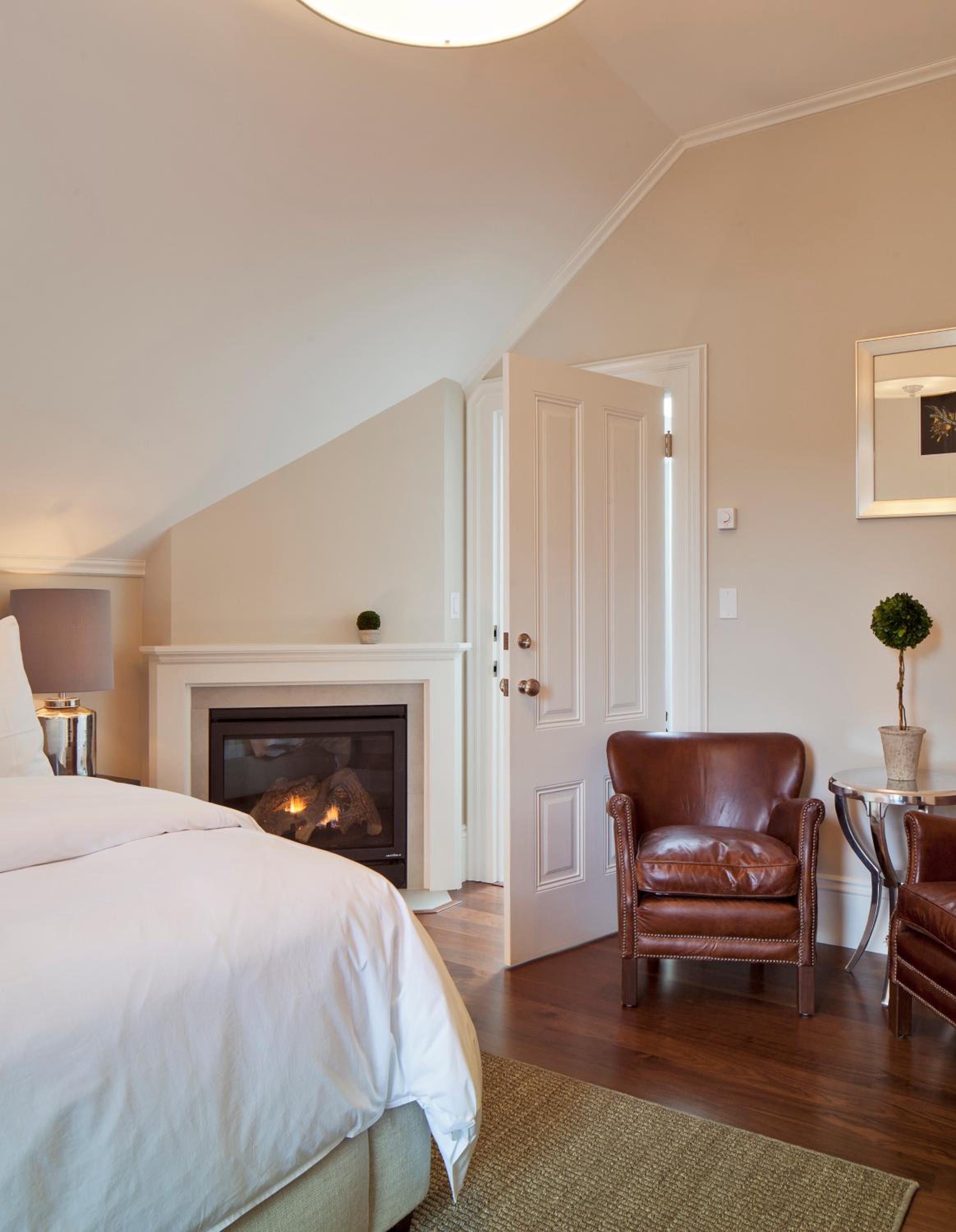 King Guestroom at Blue Door Inn