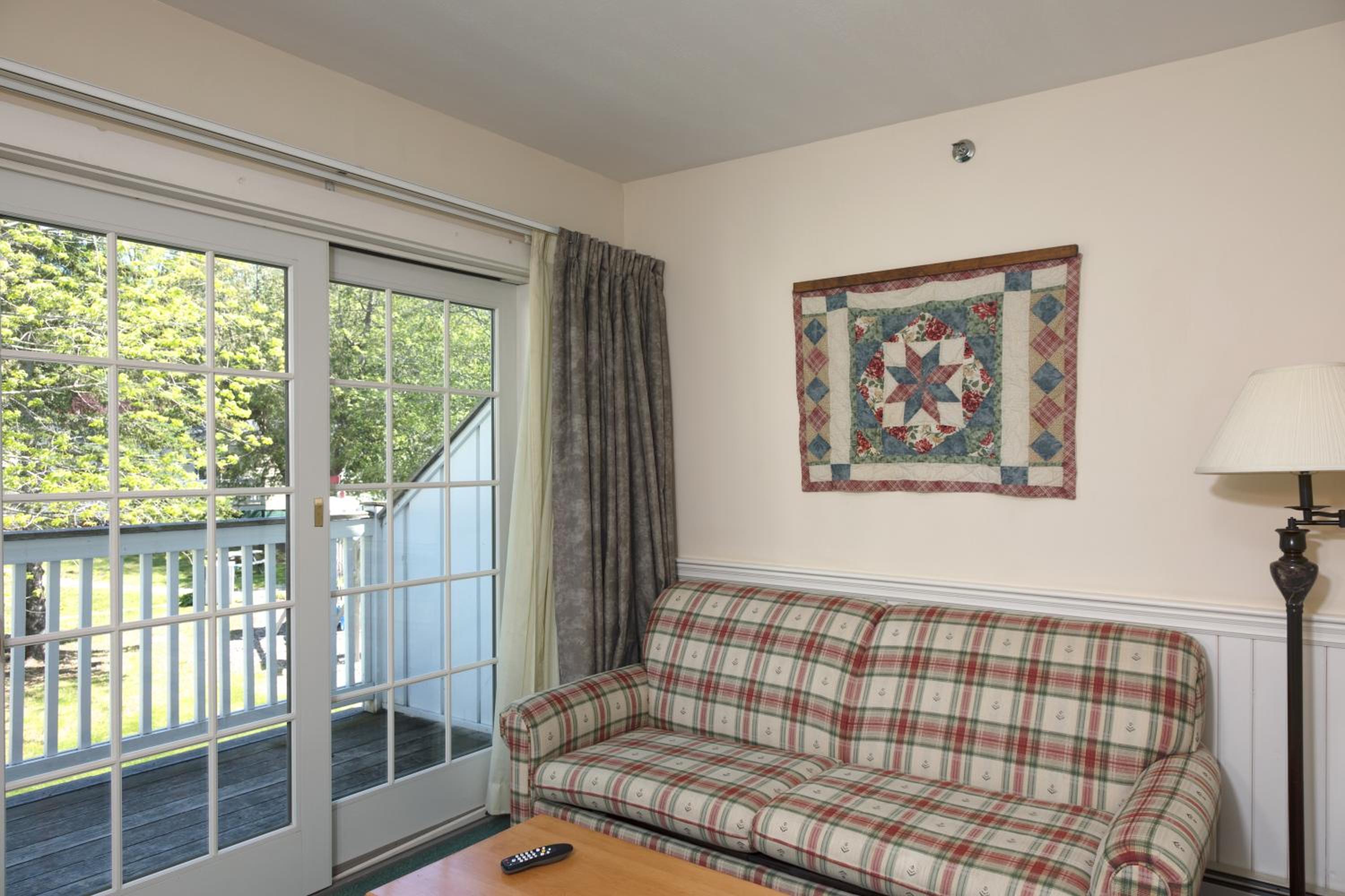 Deluxe Queen Suite - Photo 2