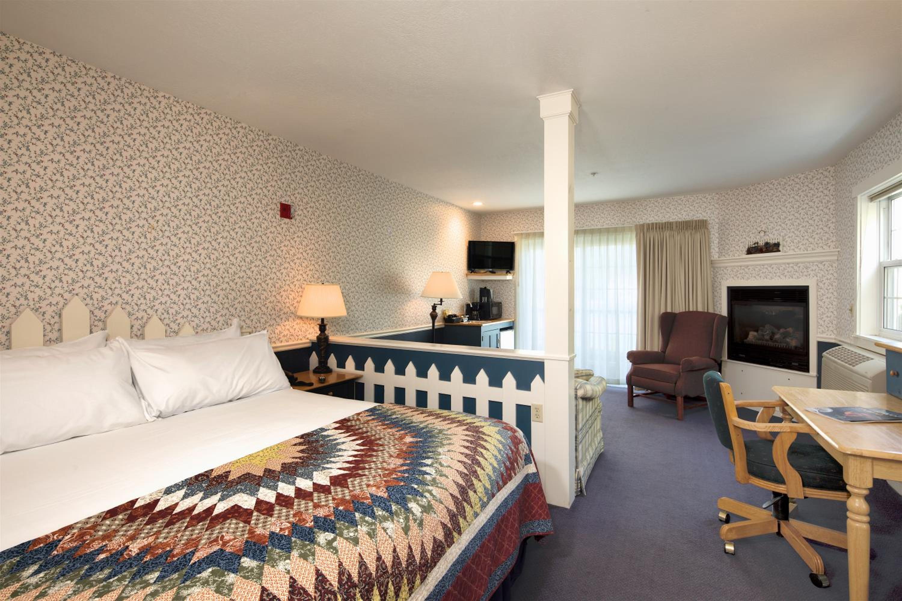 Deluxe King Room with Fireplace - Photo 3