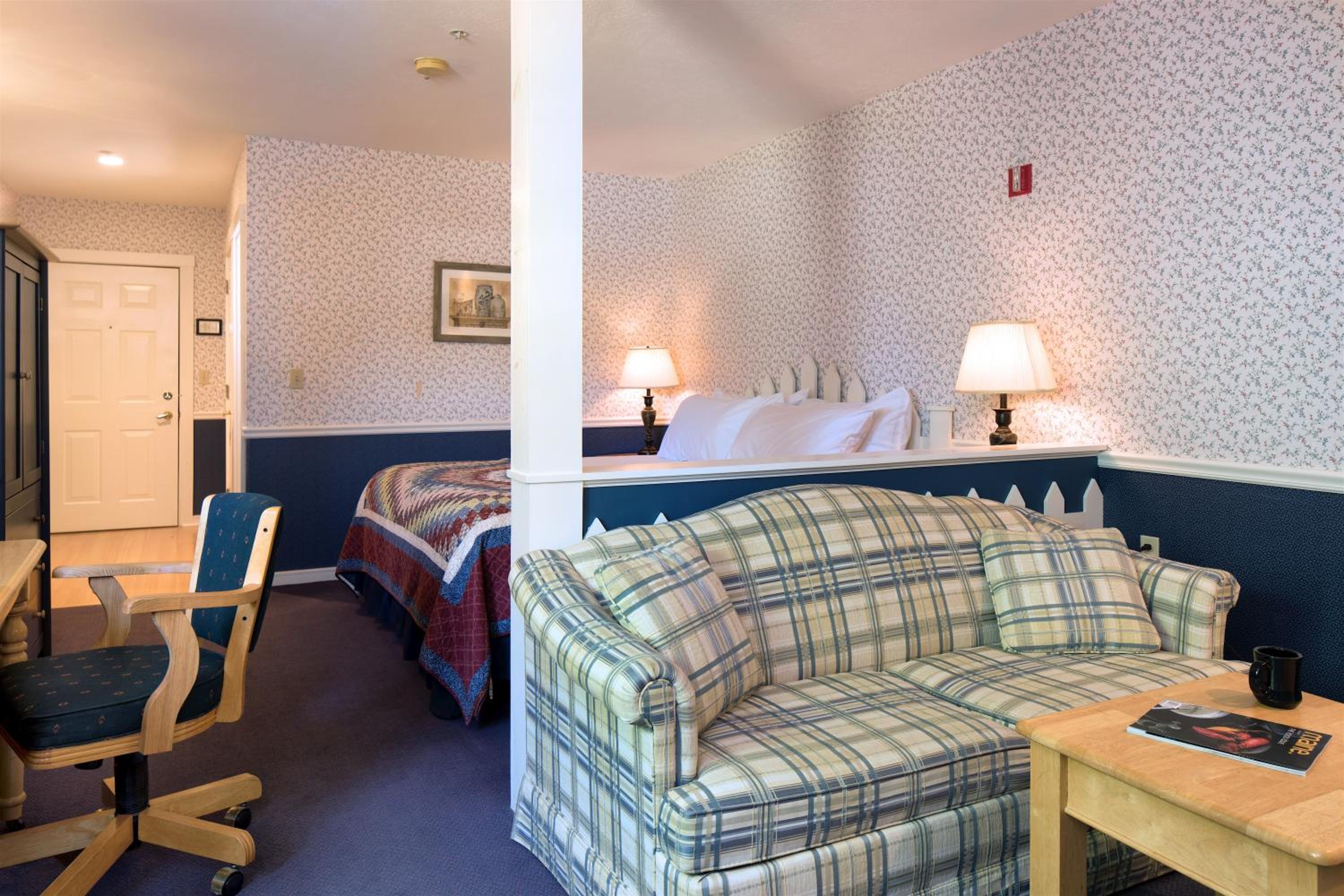 Deluxe King Room with Fireplace - Photo 6