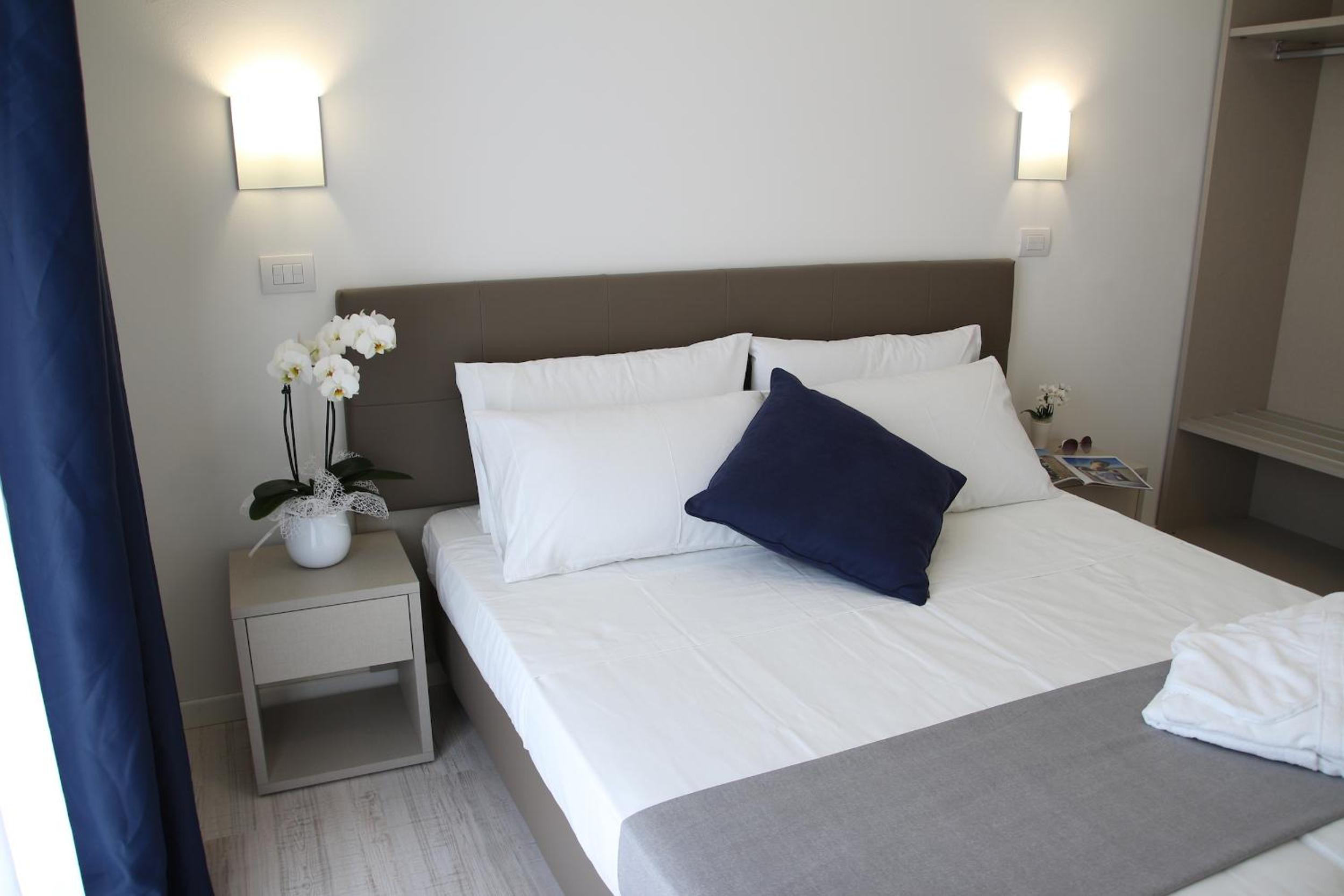 Double or Twin Room with Balcony - Photo 28